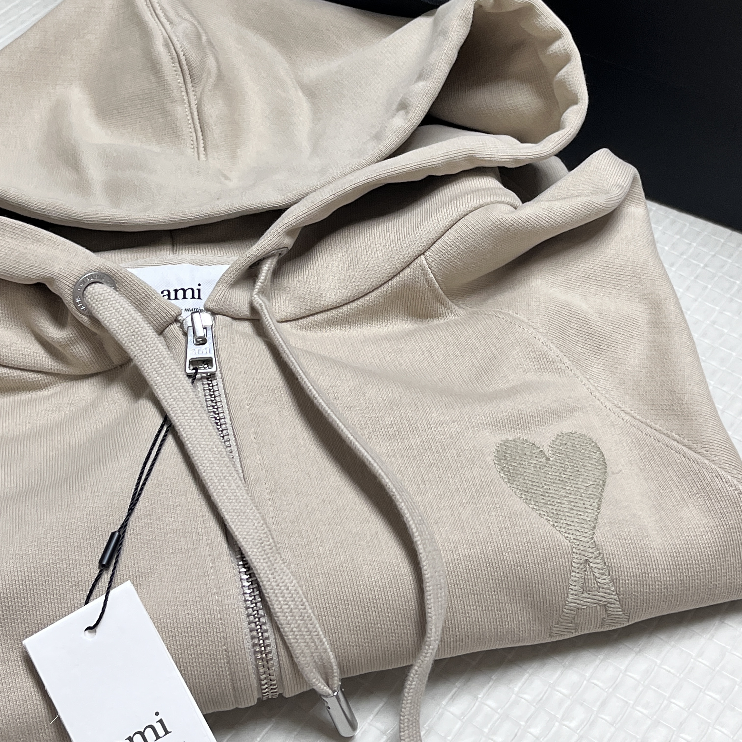AMI de Coeur Tone-On-Tone Zipped Hoodie Beige 착용 스타일 - 1