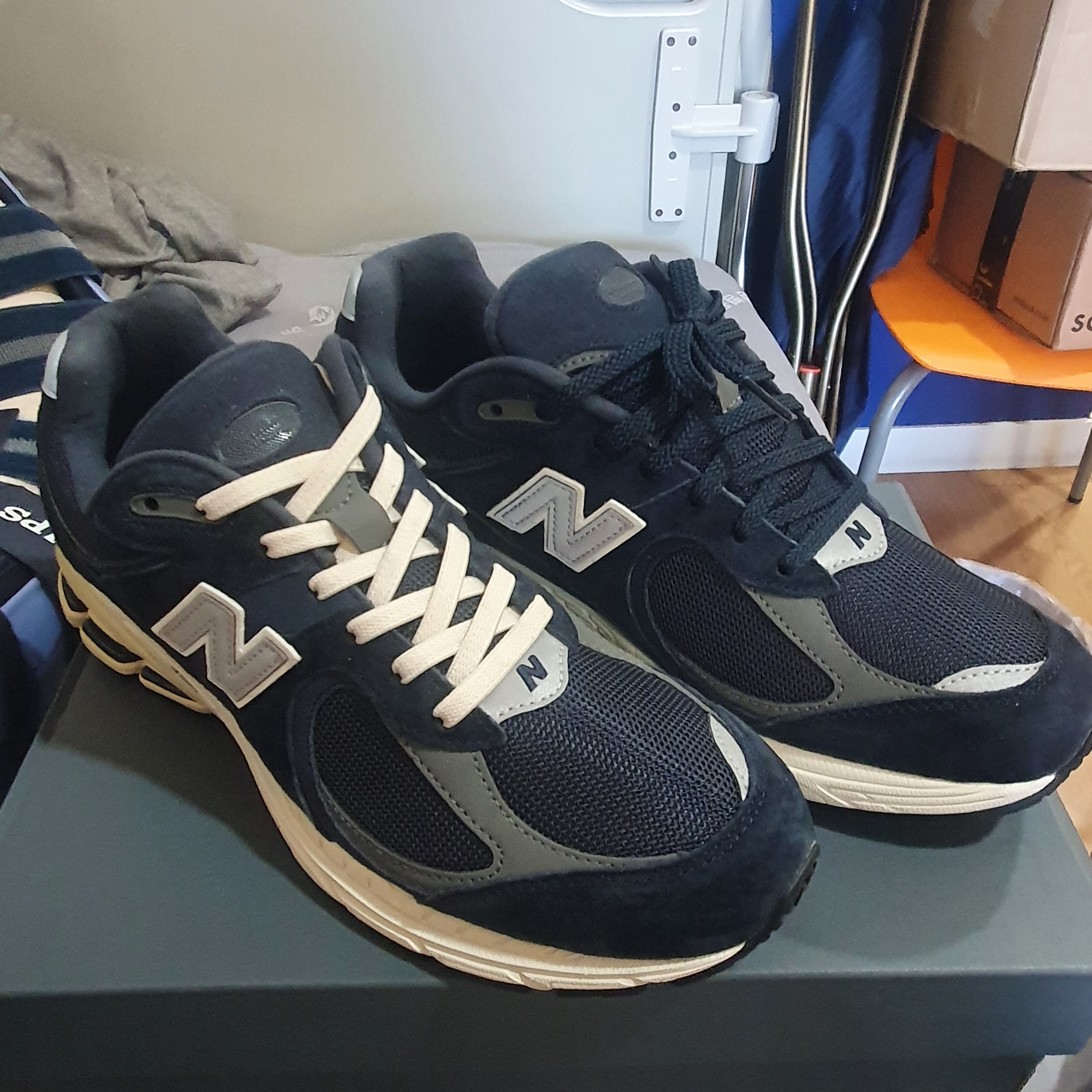 New Balance 2002R Eclipse Castlerock 착용 스타일 - 1