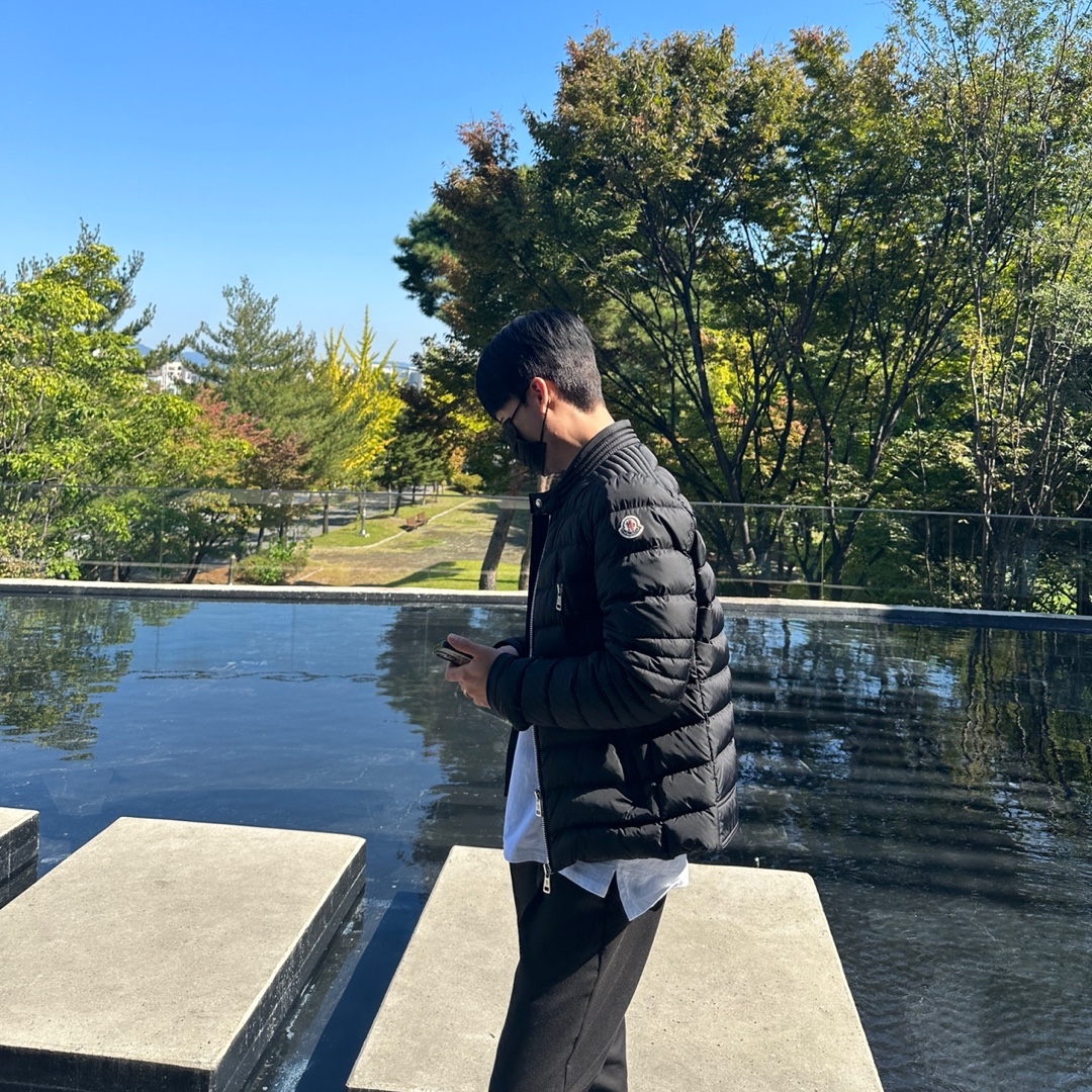Moncler Amiot Short Down Jacket Black - 22FW 착용 스타일
