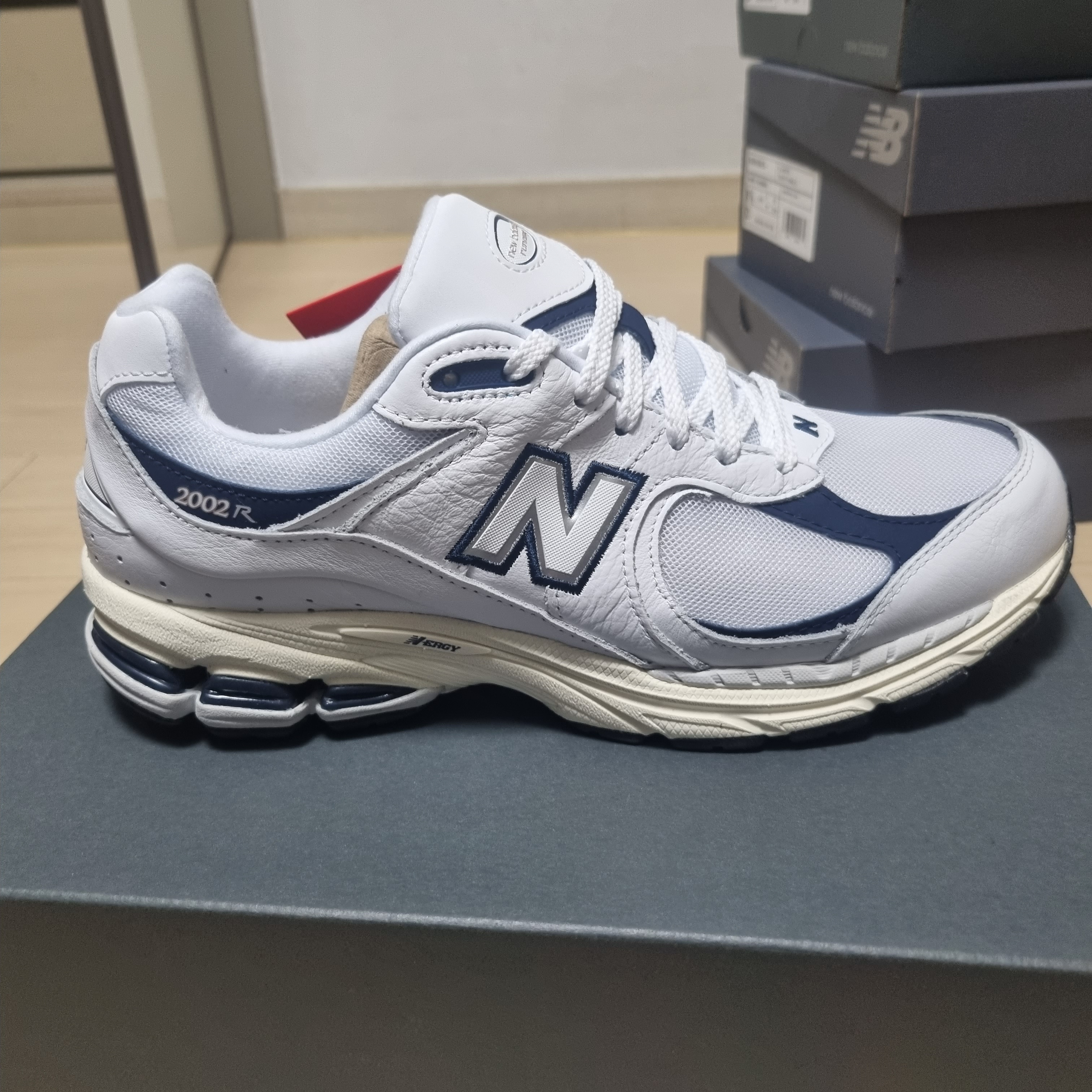New Balance 2002R White 착용 스타일 - 1
