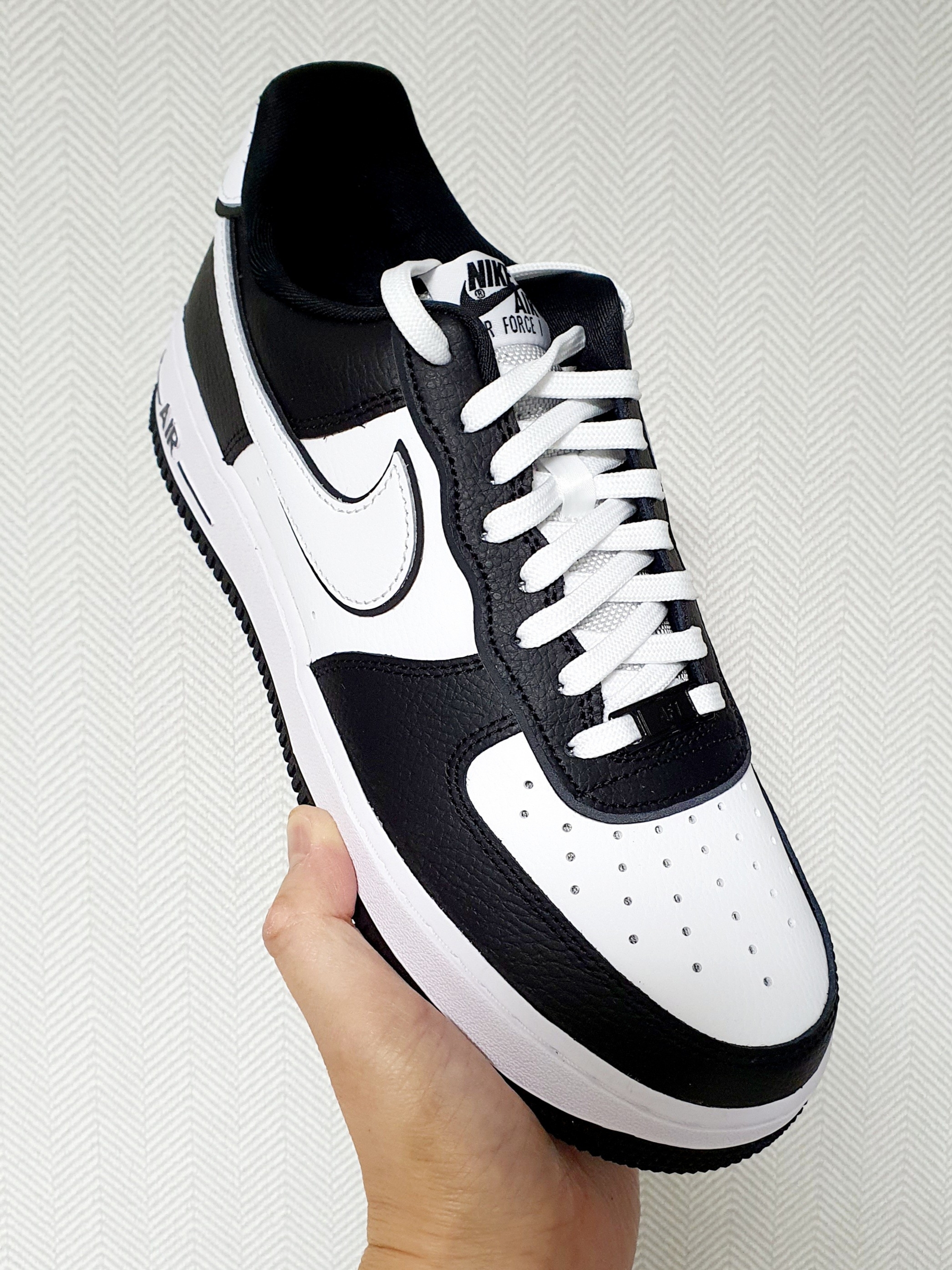 Nike Air Force 1 '07 LV8 White Black 착용 스타일 - 1