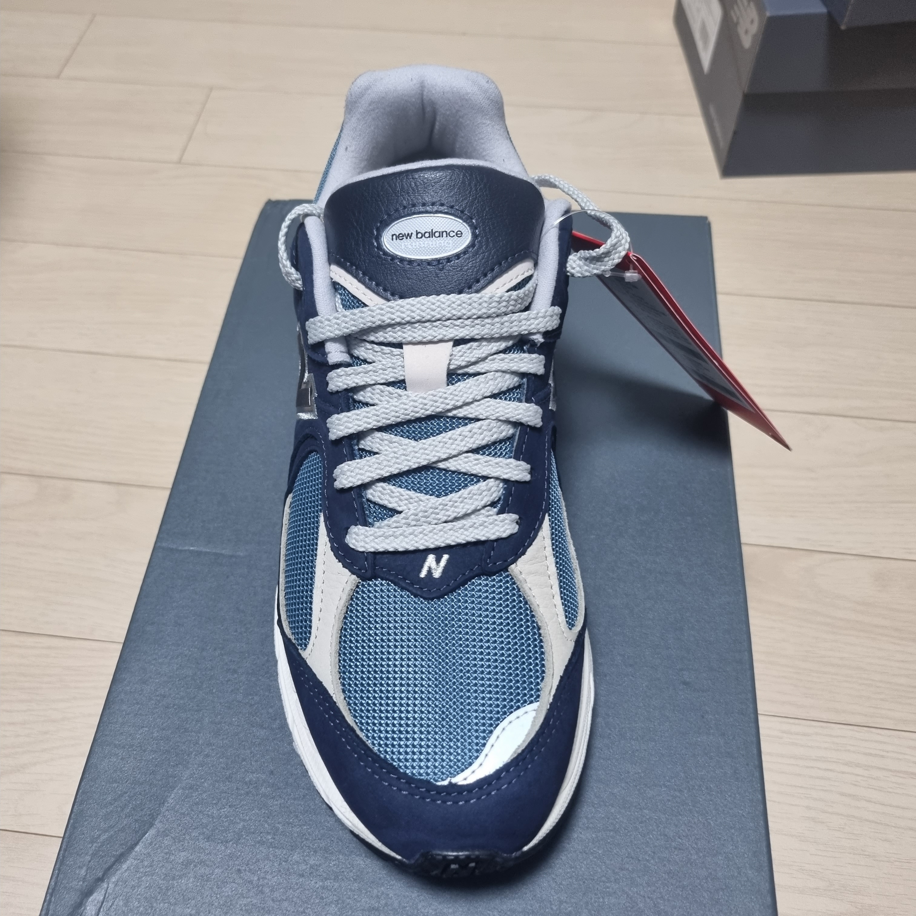 New Balance 2002R Dark Navy 착용 스타일 - 3