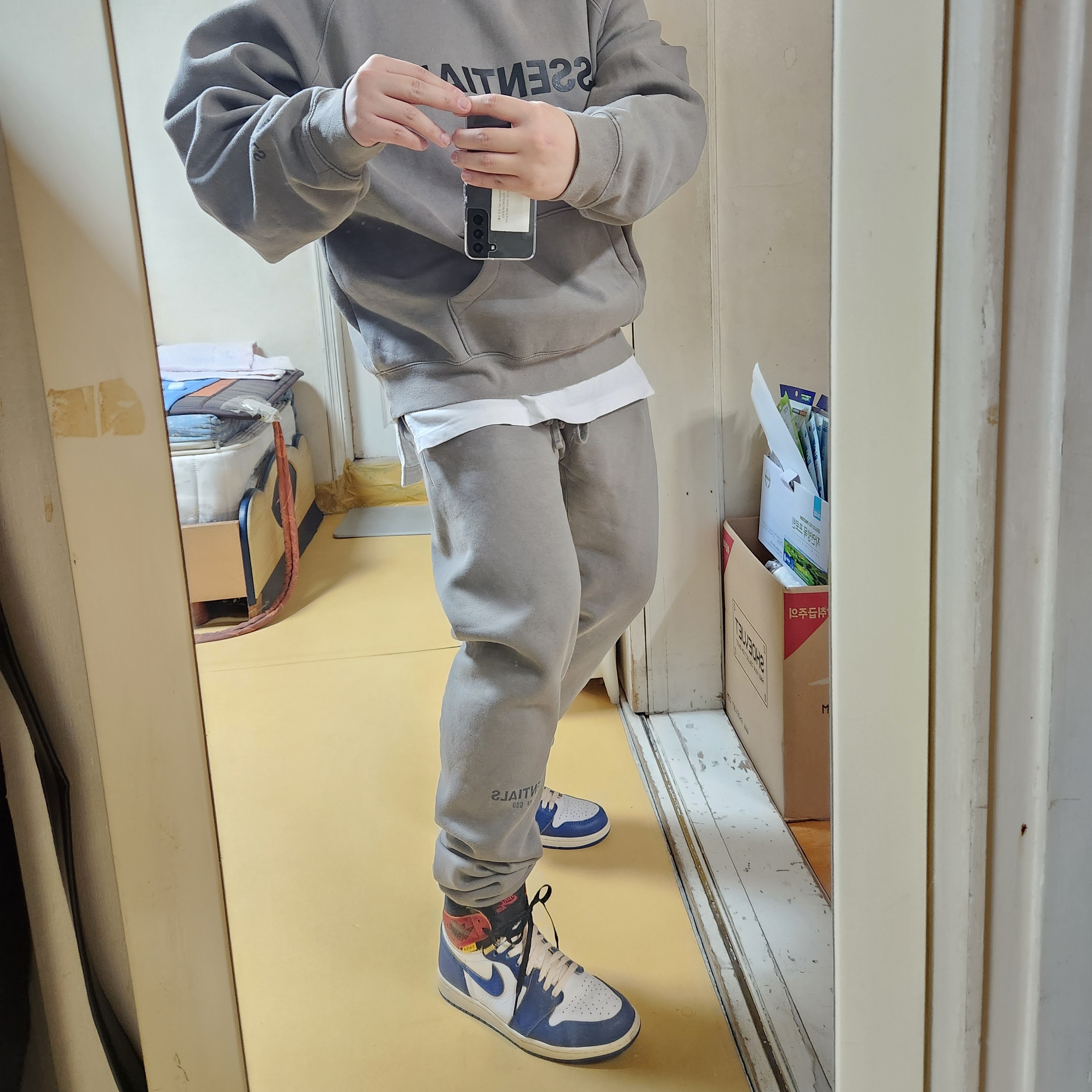Essentials 3D Silicon Applique Pullover Hoodie Olive/Khaki - 20FW, Essentials Sweatpants Olive/Khaki - 20FW 착용 스타일