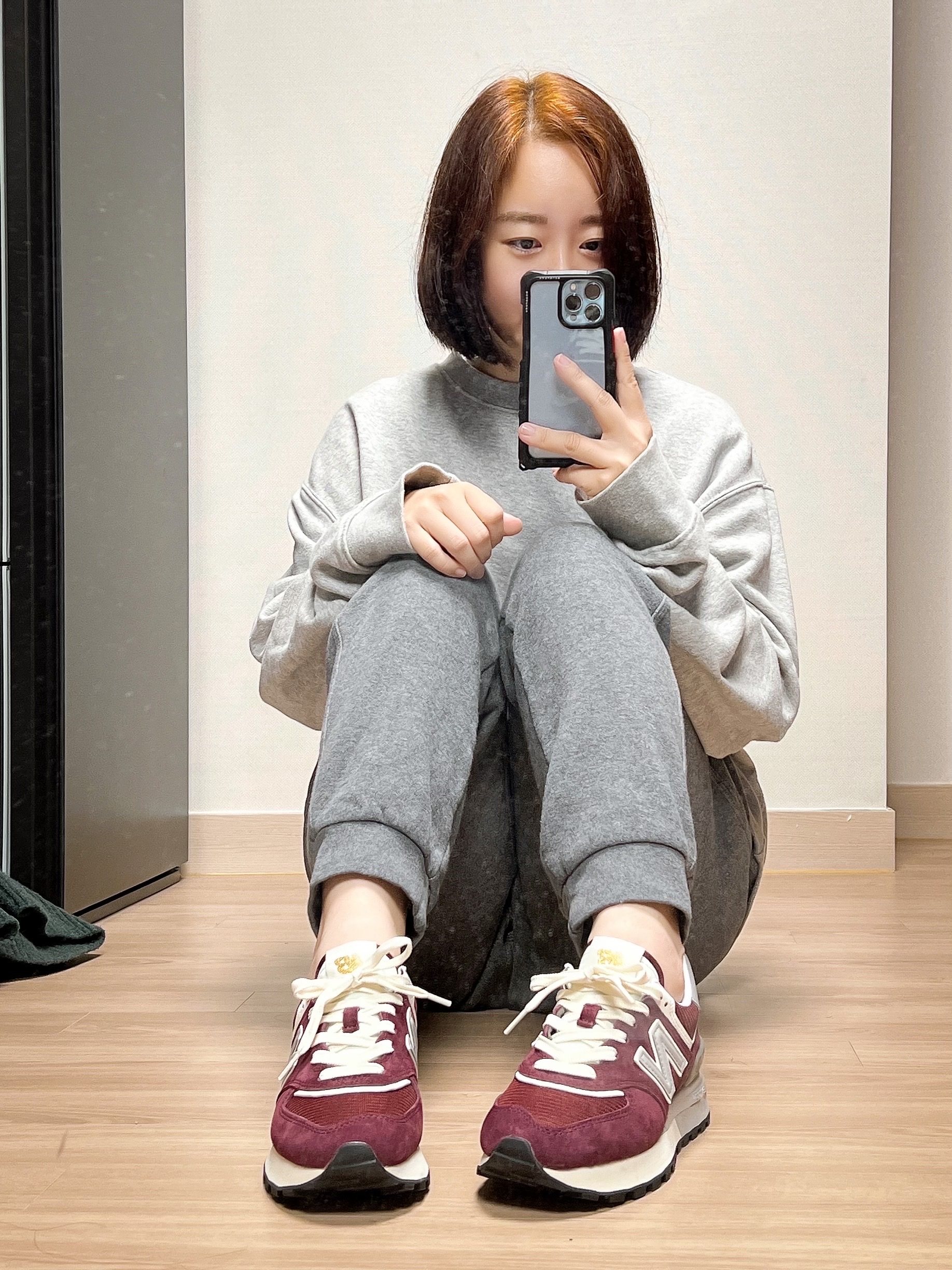 New Balance 574 Legacy Burgundy 착용 스타일 - 2
