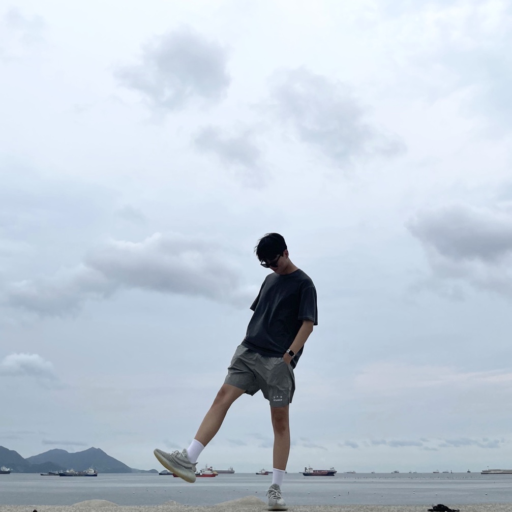Adidas Yeezy Boost 350 V2 Blue Tint 2017, IAB Studio Woven Shorts Gray 착용 스타일