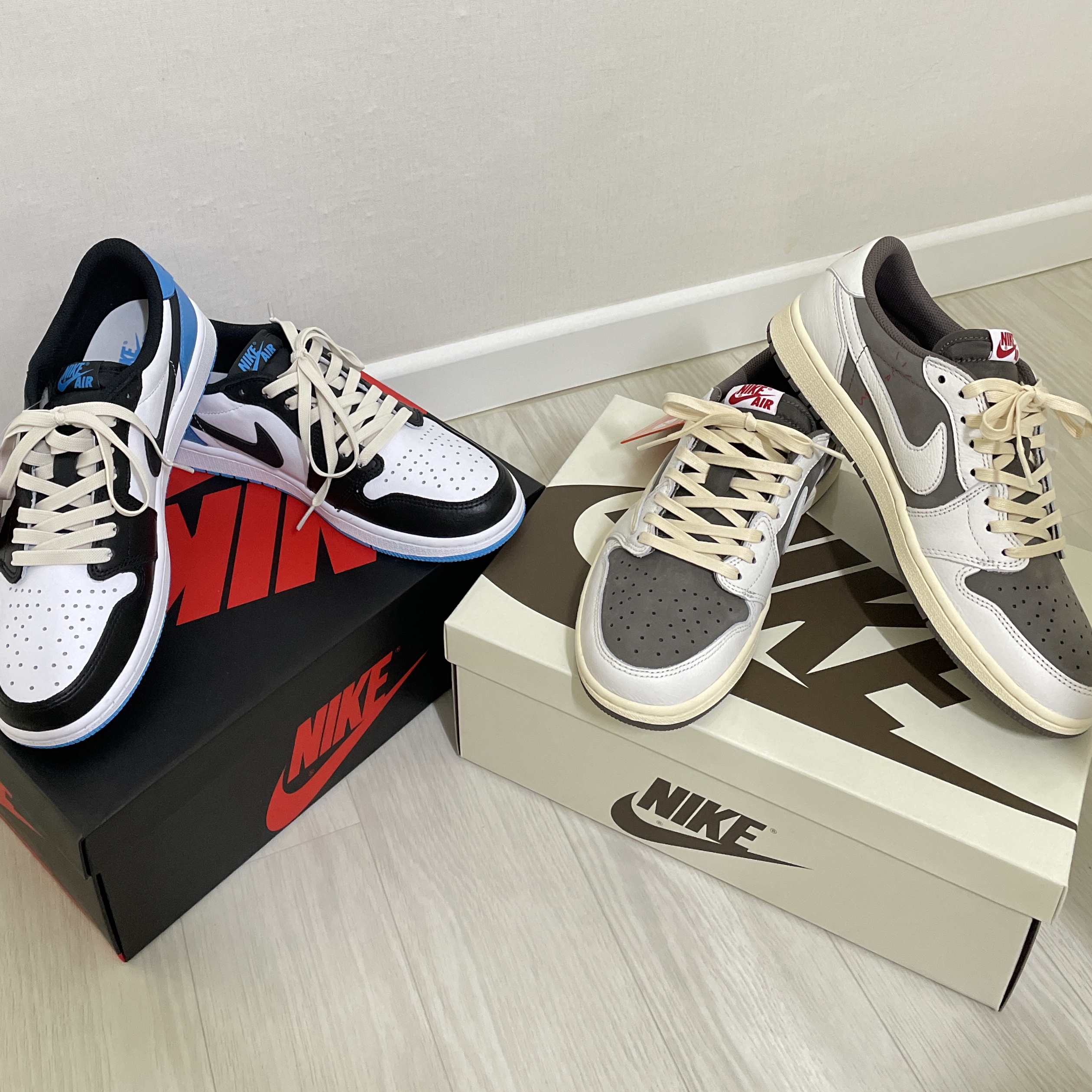Jordan 1 x Travis Scott Retro Low OG SP Sail and Ridgerock, Jordan 1 Retro Low OG Black and Dark Powder Blue 착용 스타일 - 3