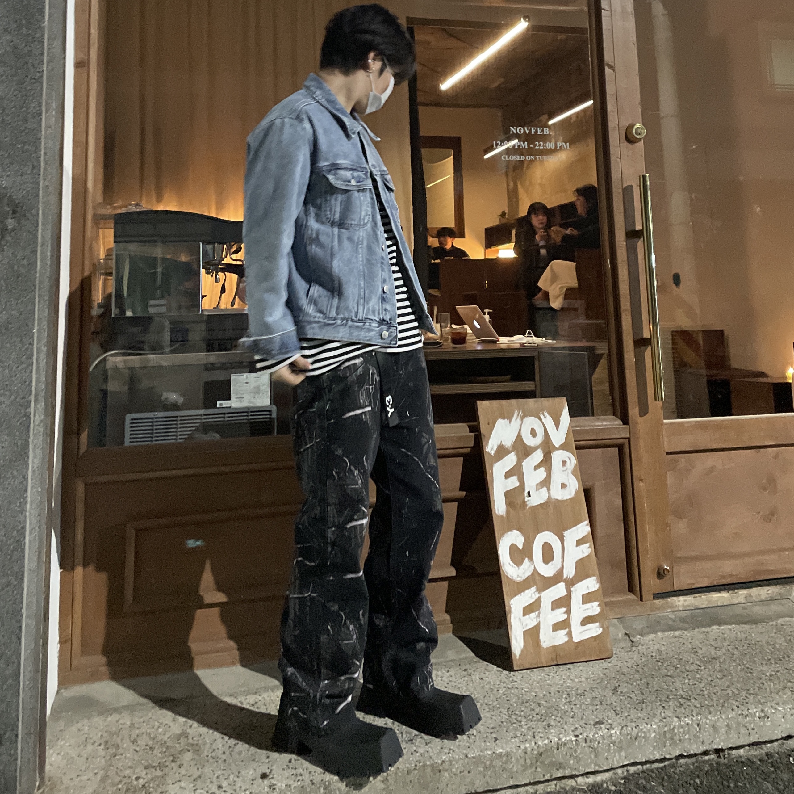 Balenciaga Trooper Rubber Boot Black 착용 스타일 - 3