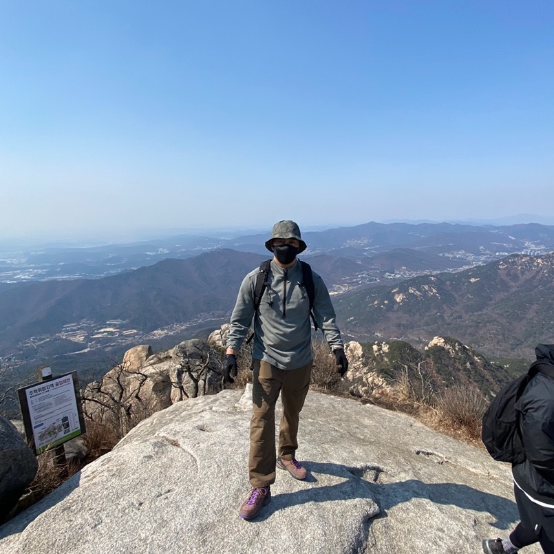 Arc'teryx Arro 16 Backpack Black, Nike NRG Dri-Fit ACG ADV Steeple Rock Half Zip Base Layer Cargo Khaki - Asia 착용 스타일