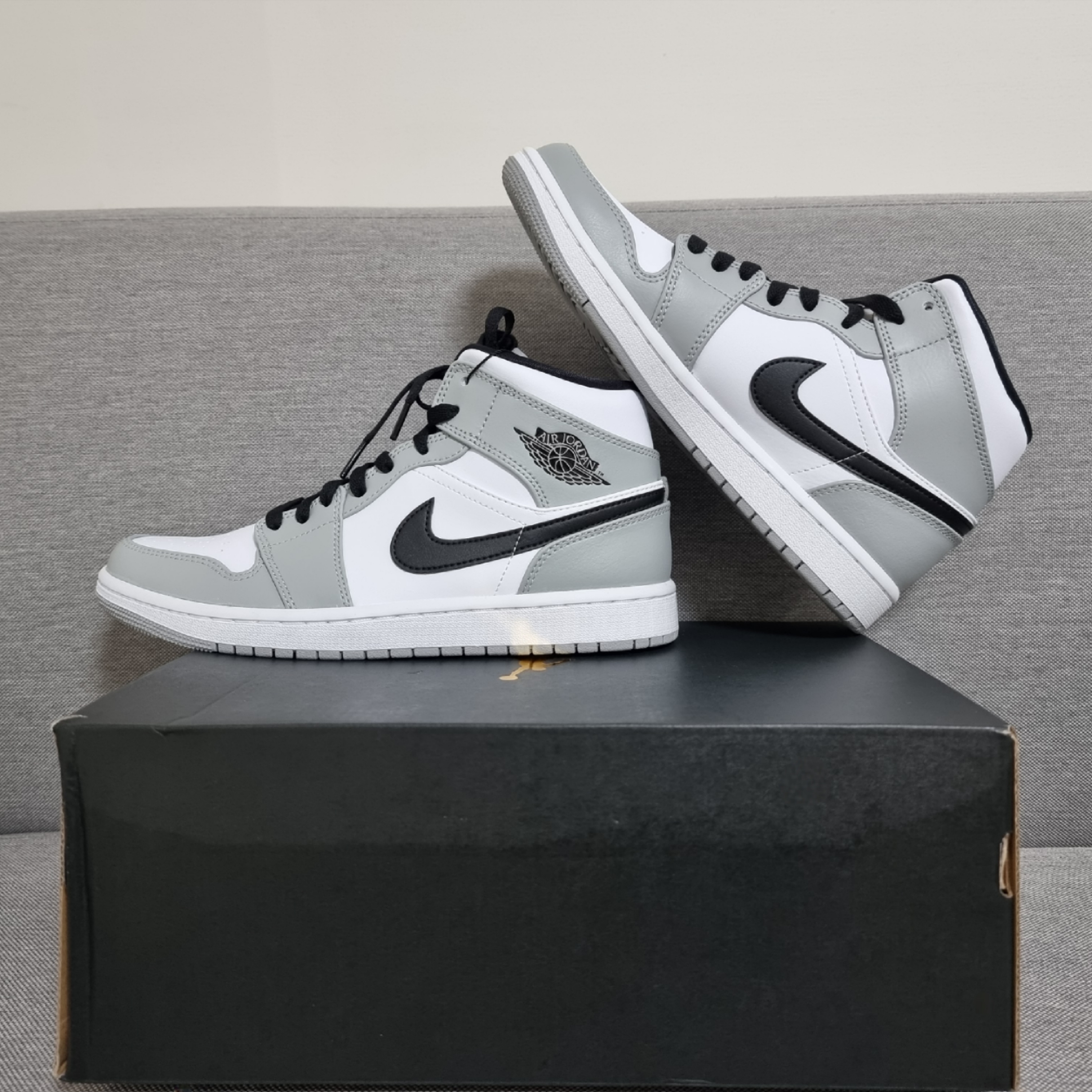 Jordan 1 Mid Light Smoke Grey 착용 스타일 - 2