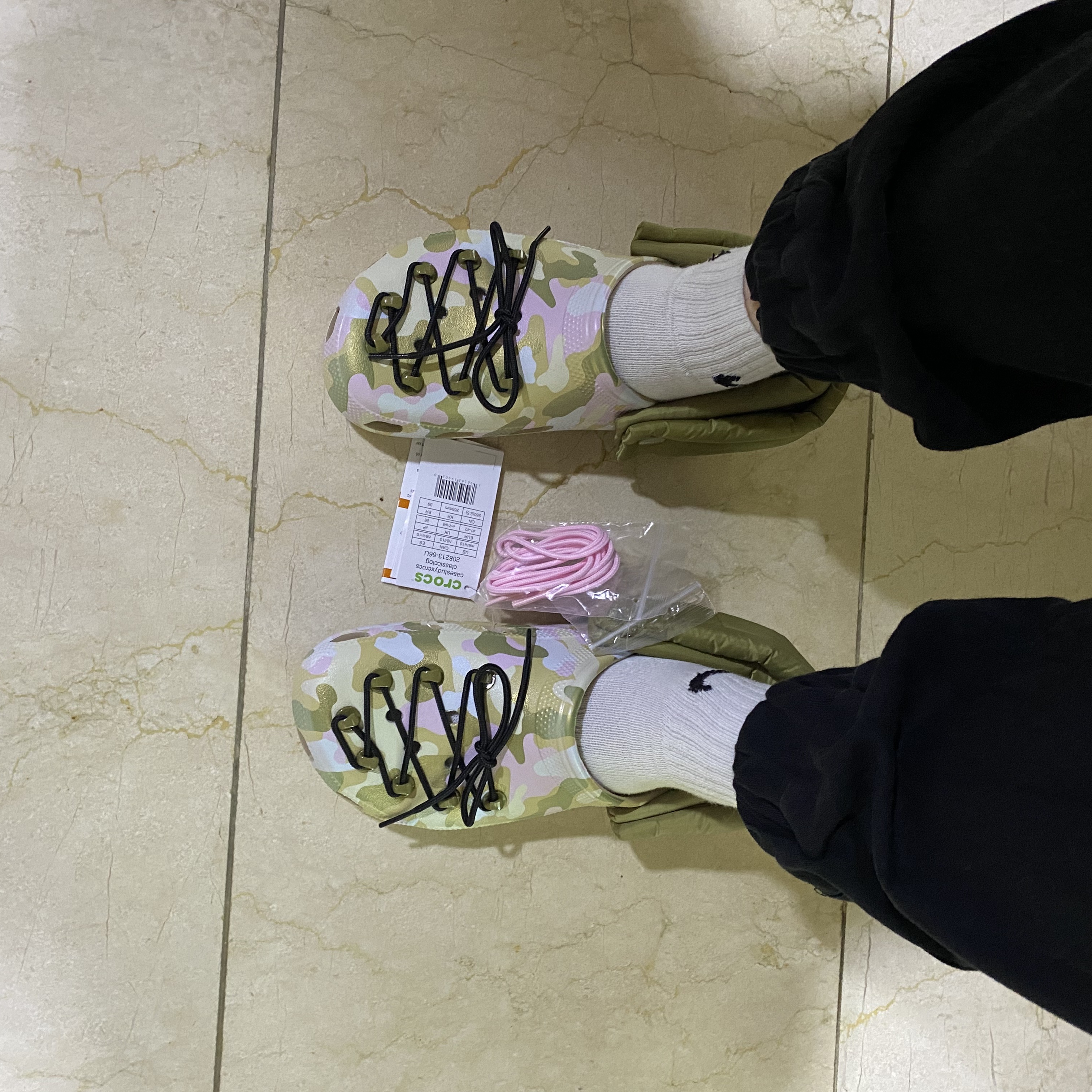 Crocs x Casestudy Classic Clog Multi 착용 스타일 - 2