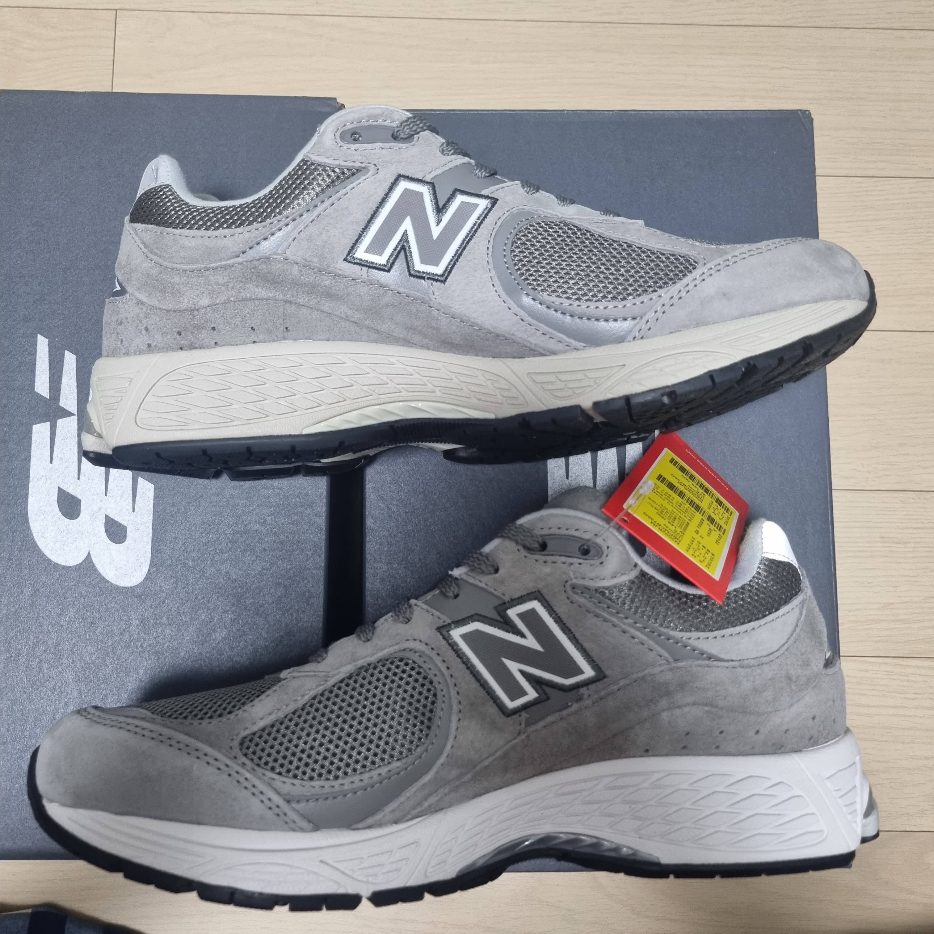 New Balance 2002R Grey, New Balance 2002R Marblehead White 착용 스타일 - 3