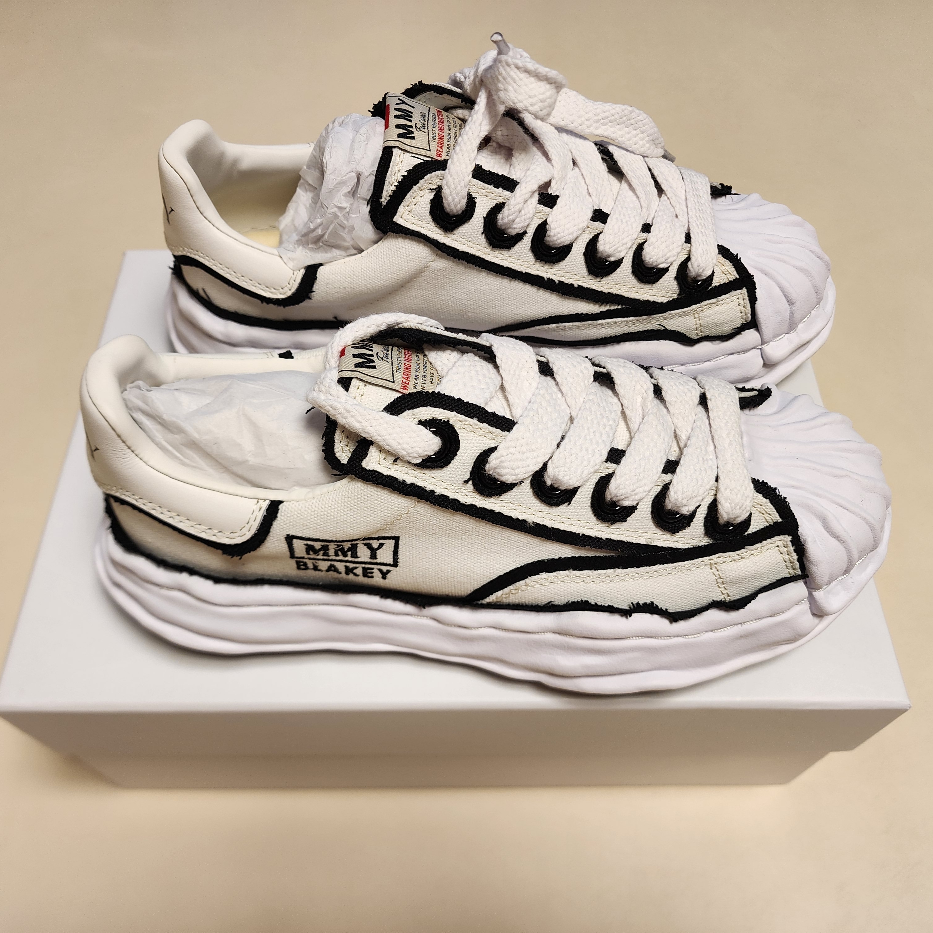 Maison Mihara Yasuhiro Blakey OG Sole OH Canvas Low-top Sneakers White 착용 스타일