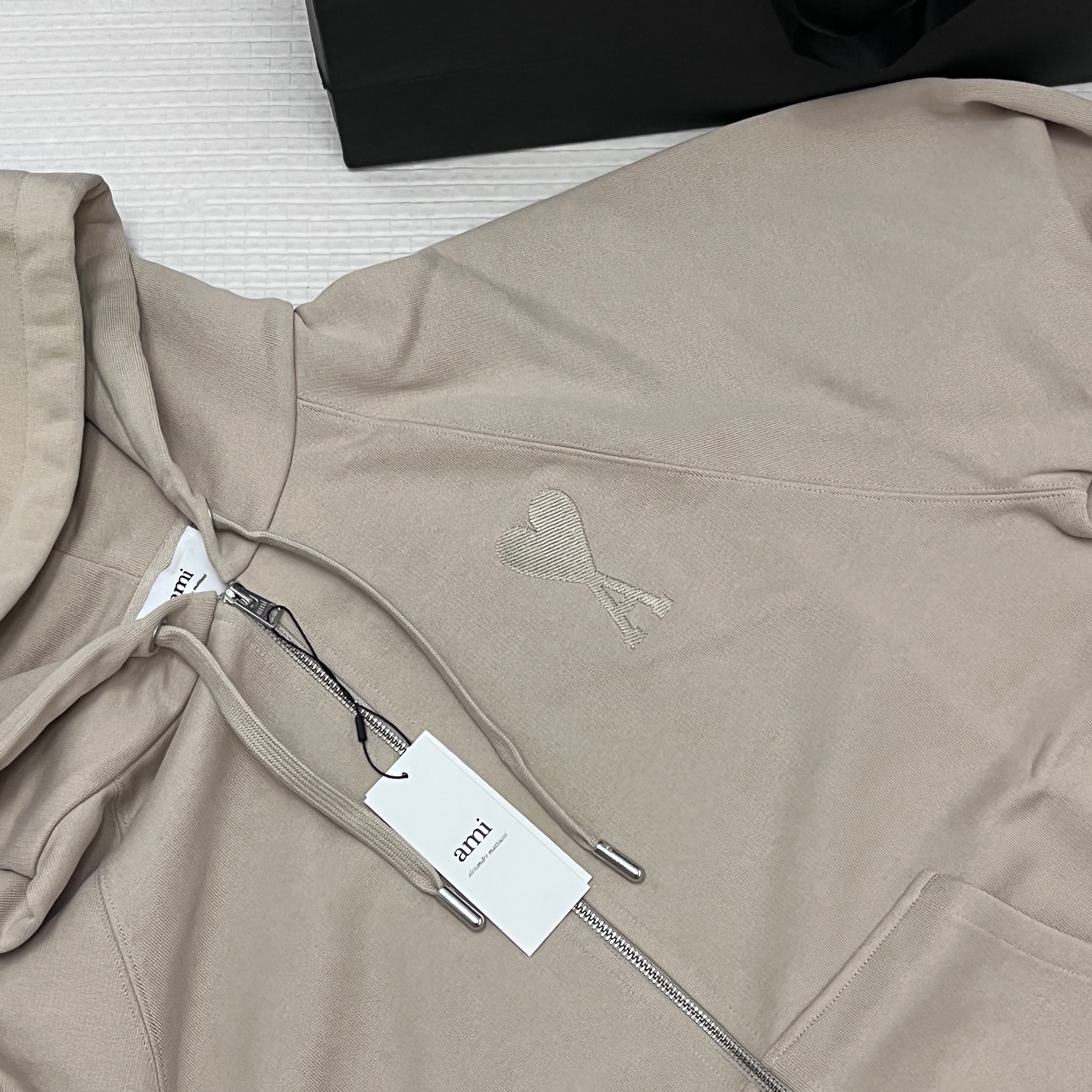 AMI de Coeur Tone-On-Tone Zipped Hoodie Beige 착용 스타일 - 2