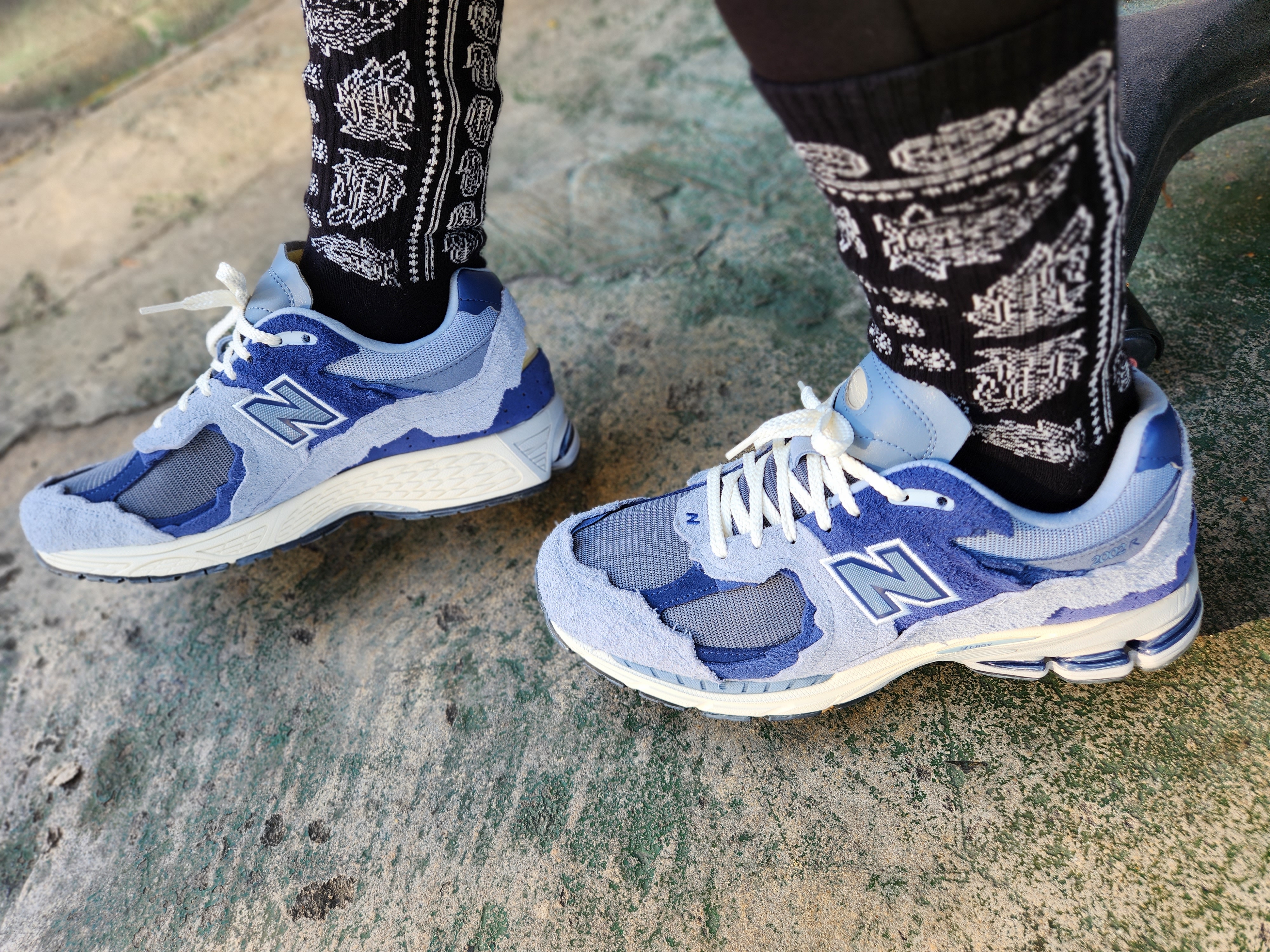 New Balance 2002R Protection Pack Purple 착용 스타일 - 2