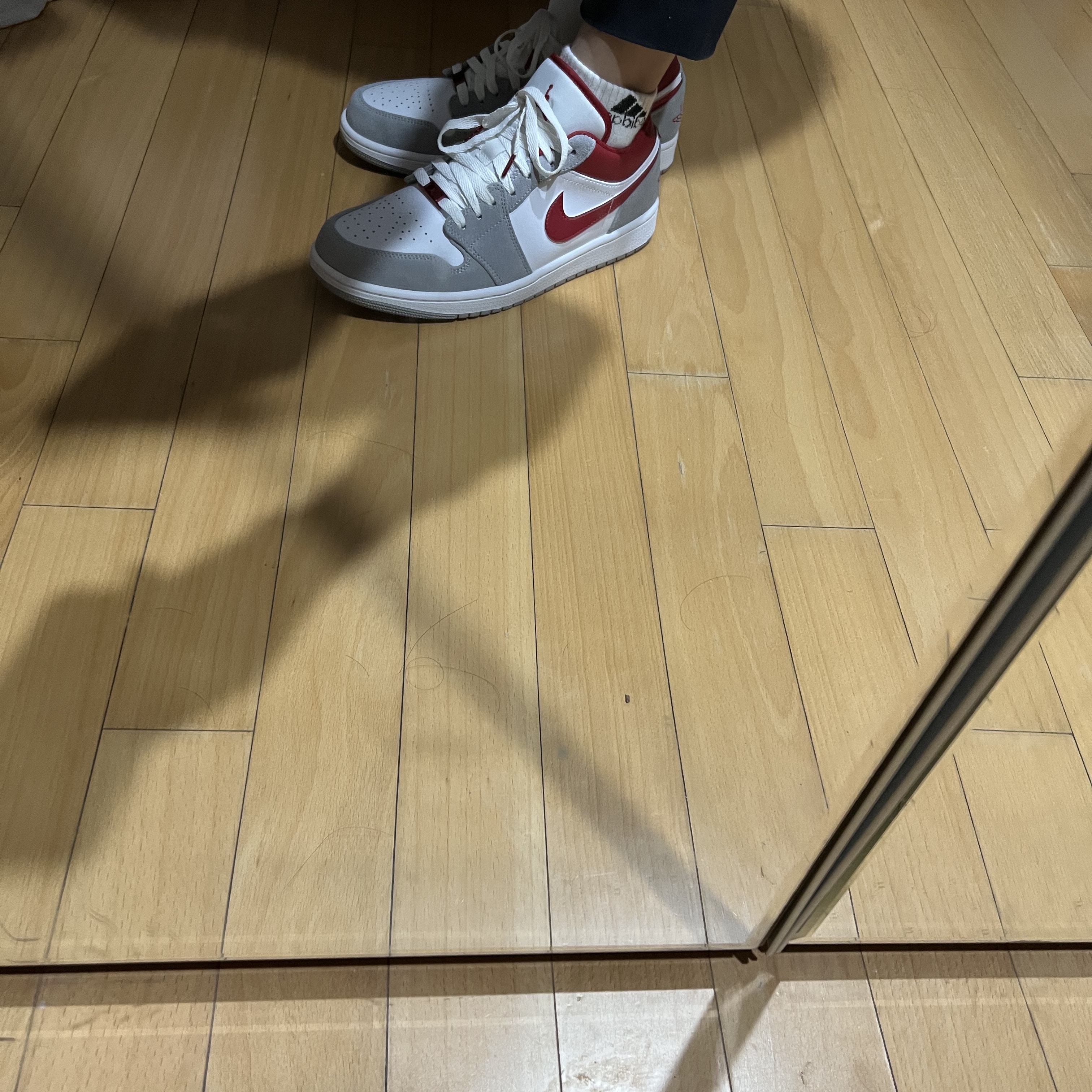 (GS) Jordan 1 Low SE Light Smoke Grey Gym Red 착용 스타일 - 4