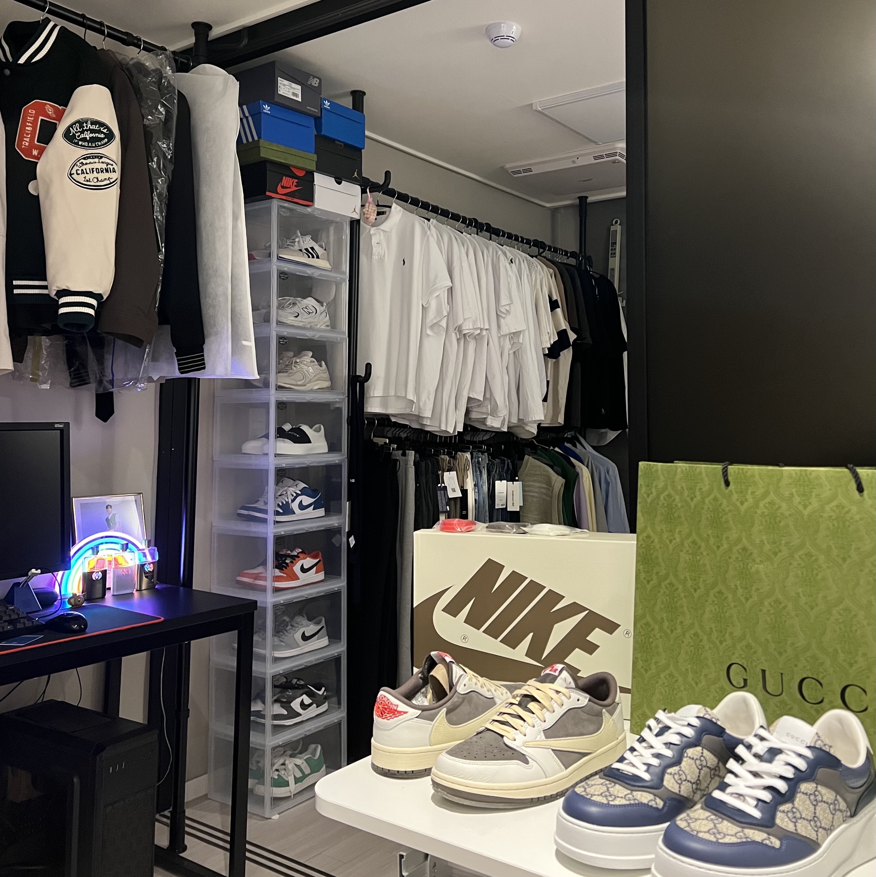 Jordan 1 x Travis Scott Retro Low OG SP Sail and Ridgerock, Adidas Adimatic Green 착용 스타일