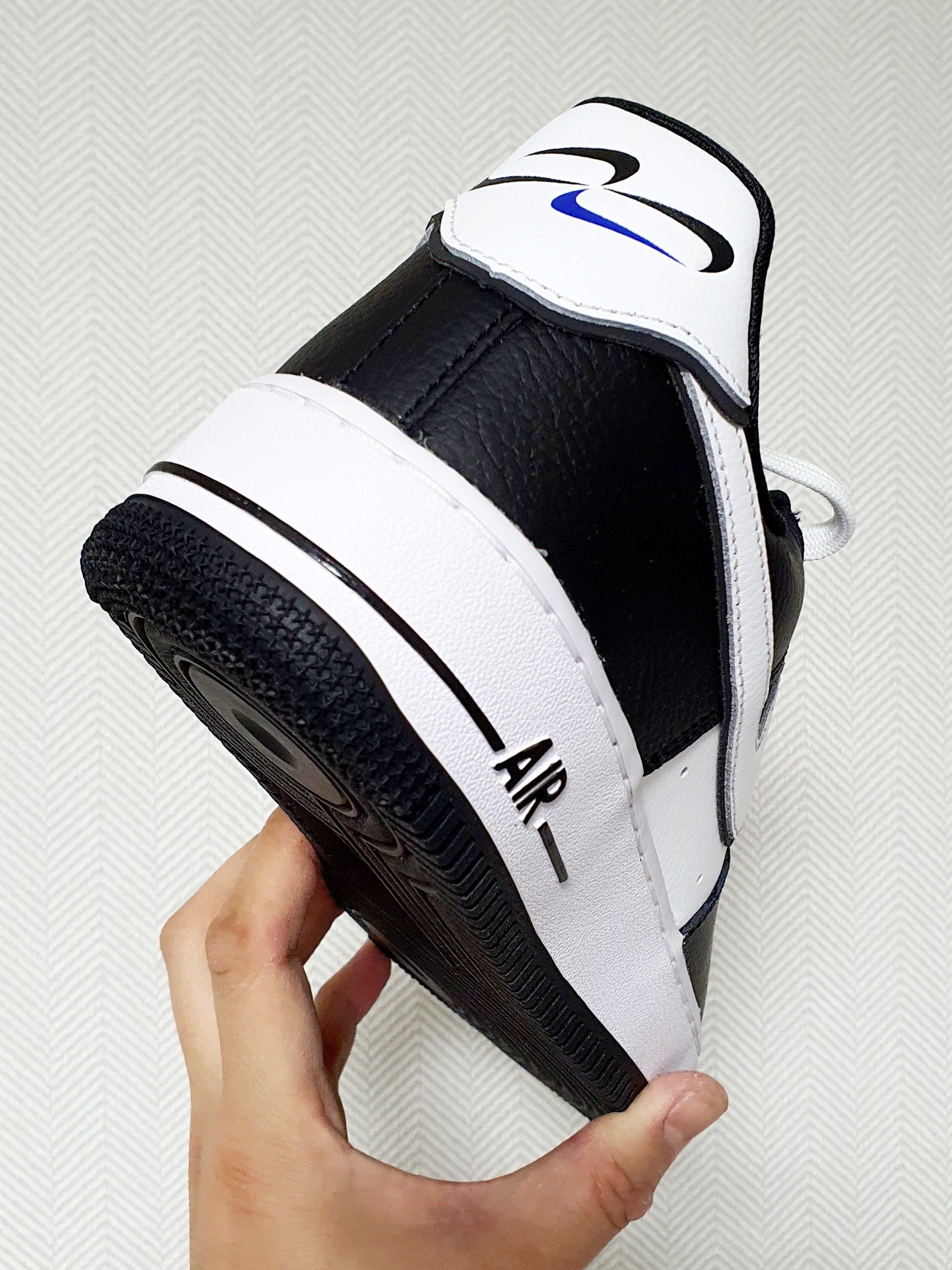 Nike Air Force 1 '07 LV8 White Black 착용 스타일 - 2