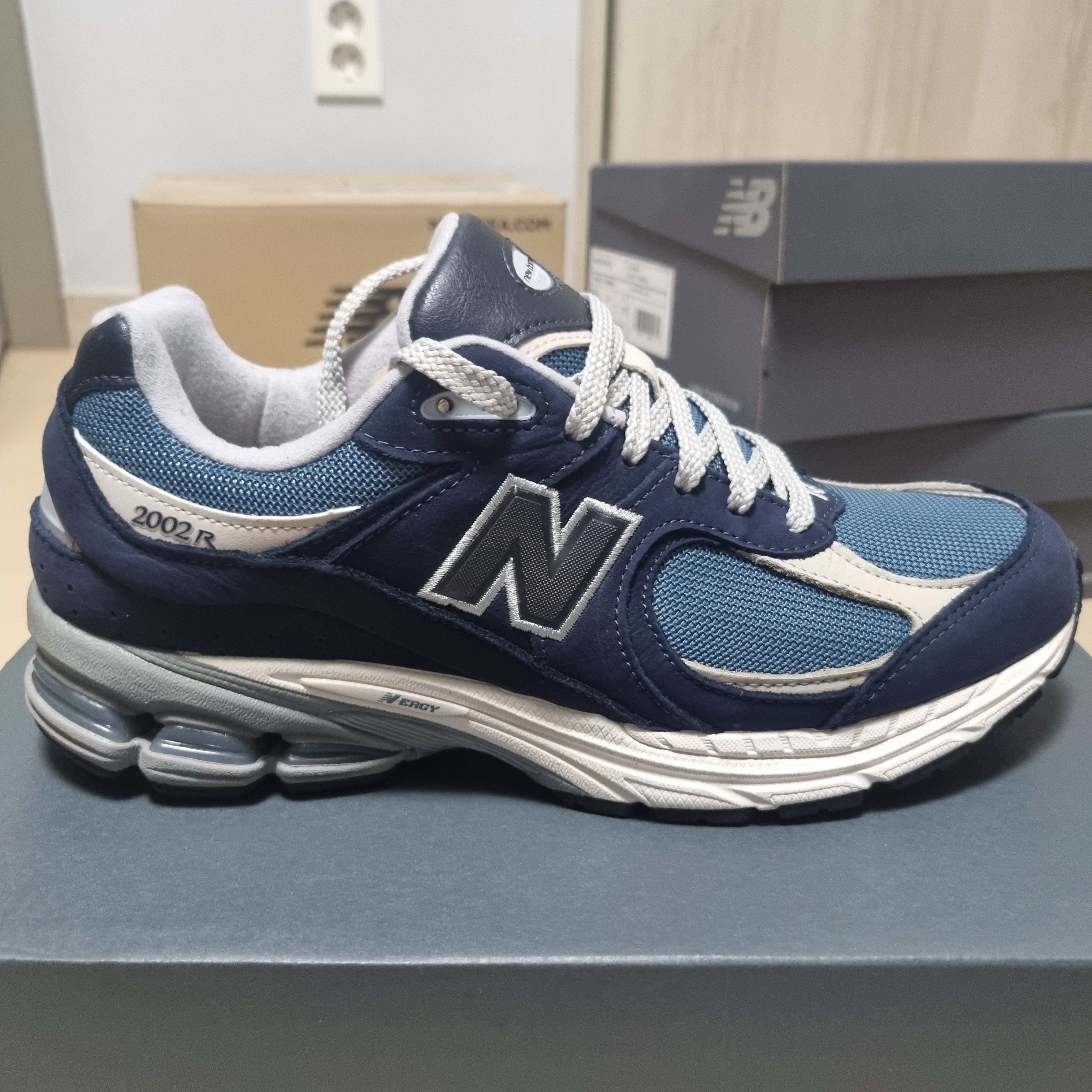 New Balance 2002R Dark Navy 착용 스타일 - 1