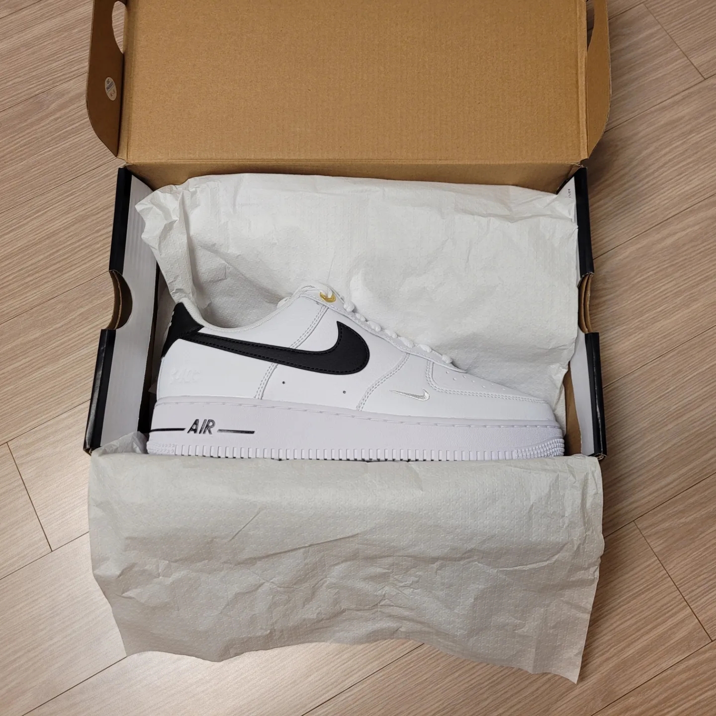 Nike Air Force 1 '07 LV8 40th Anniversary Join Forces White Black 착용 스타일 - 2