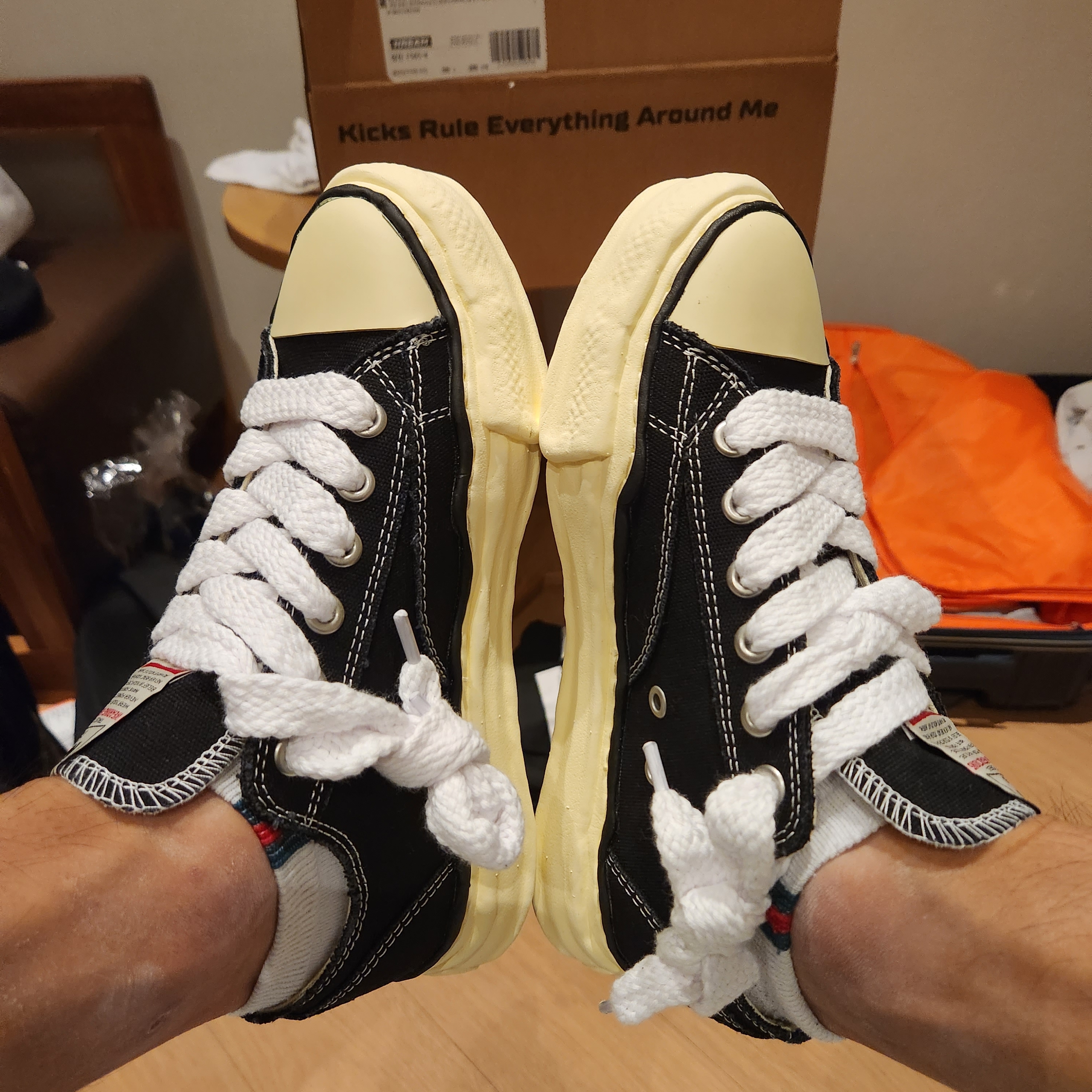 Maison Mihara Yasuhiro Peterson VL OG Sole Canvas Low-top Sneakers Black 착용 스타일 - 3