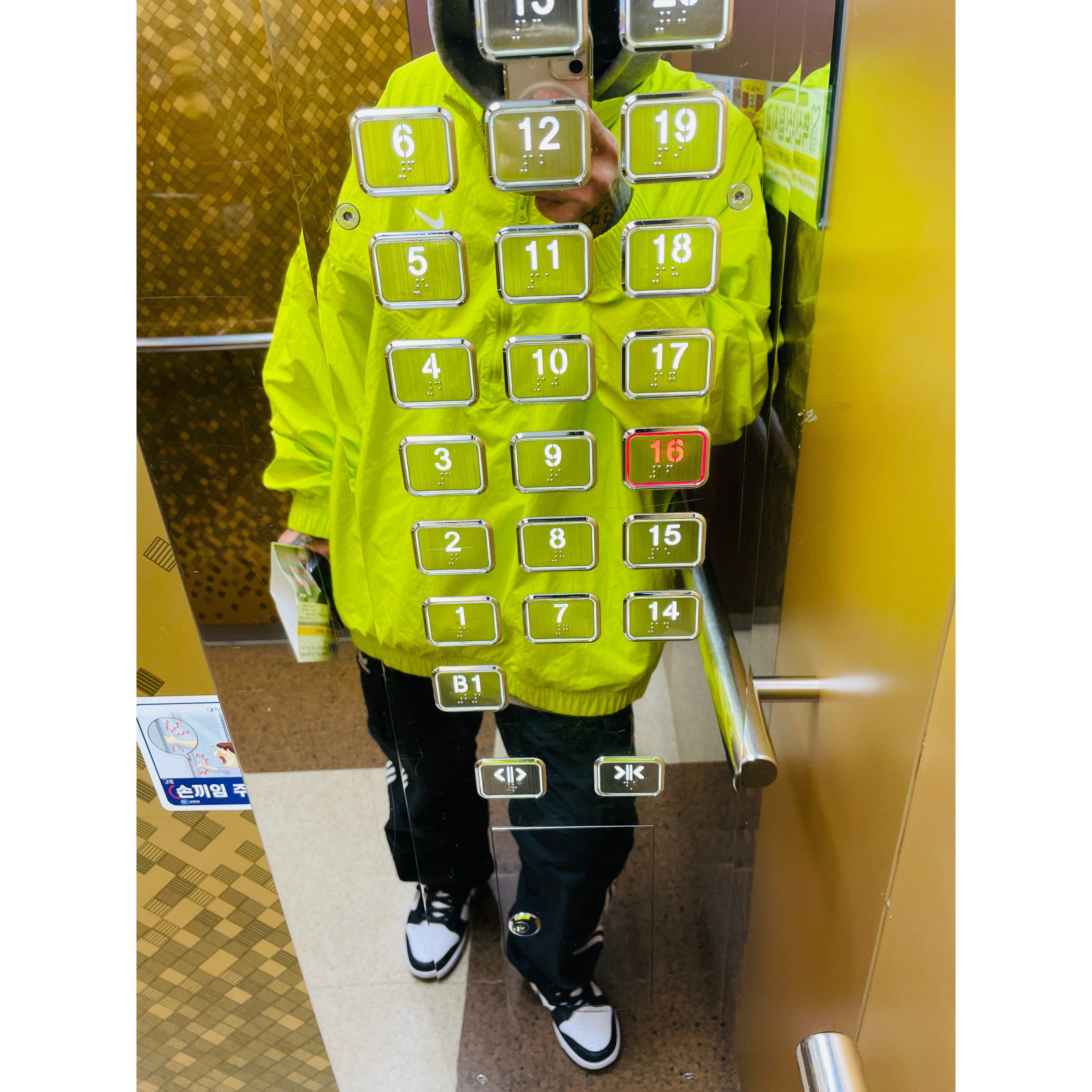 Nike x Stussy Windrunner Jacket Bright Cactus, (W) Nike Dunk Low Black 착용 스타일 - 2