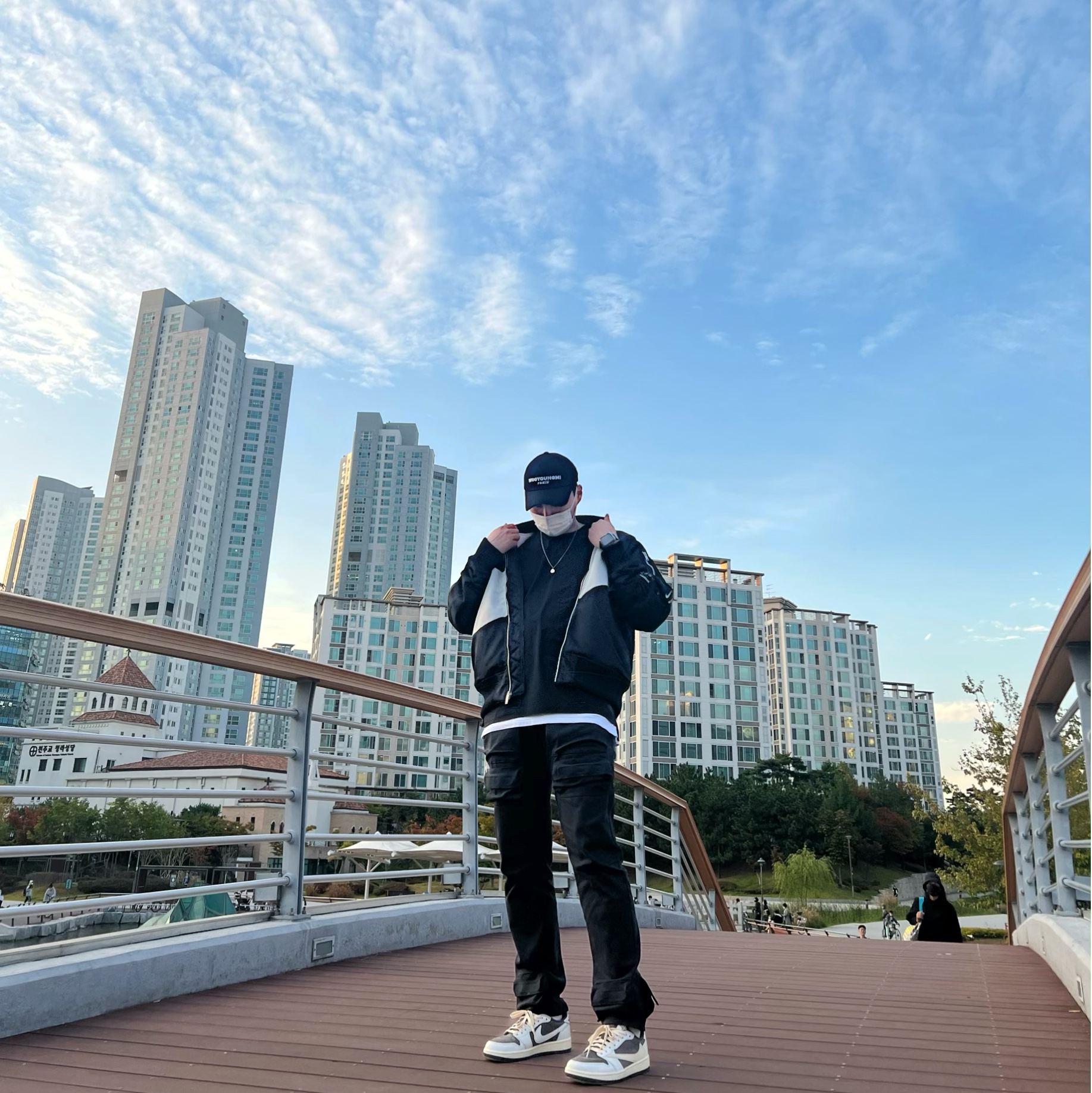 Wooyoungmi White Embroidered Logo Ball Cap Black, Nike NSW Swoosh Therma-Fit Bomber Black - Asia 착용 스타일