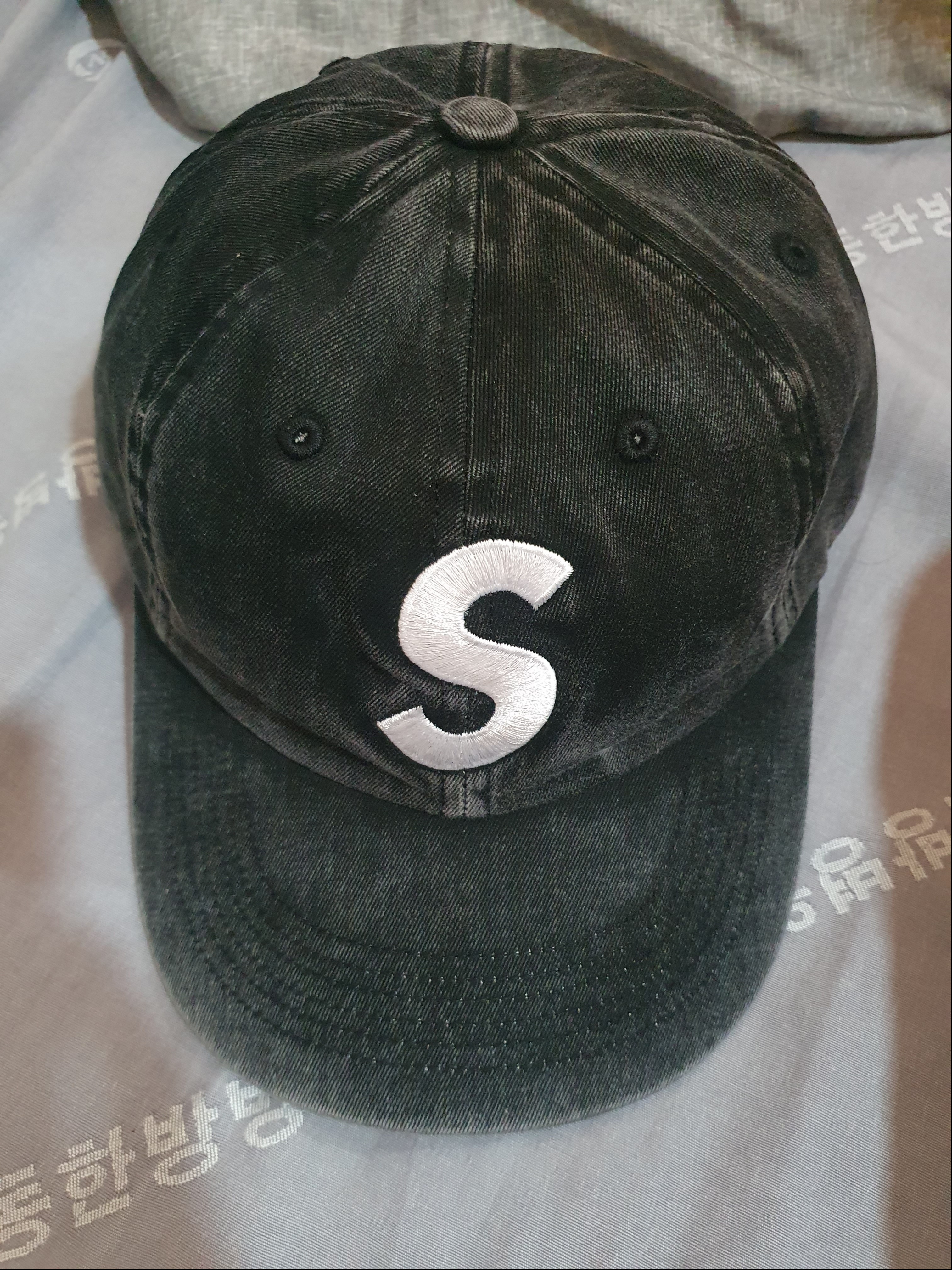 Supreme Washed Chino Twill Camp Cap Denim - 22FW, Supreme Pigment Print S Logo 6-Panel Black - 22FW 착용 스타일 - 2