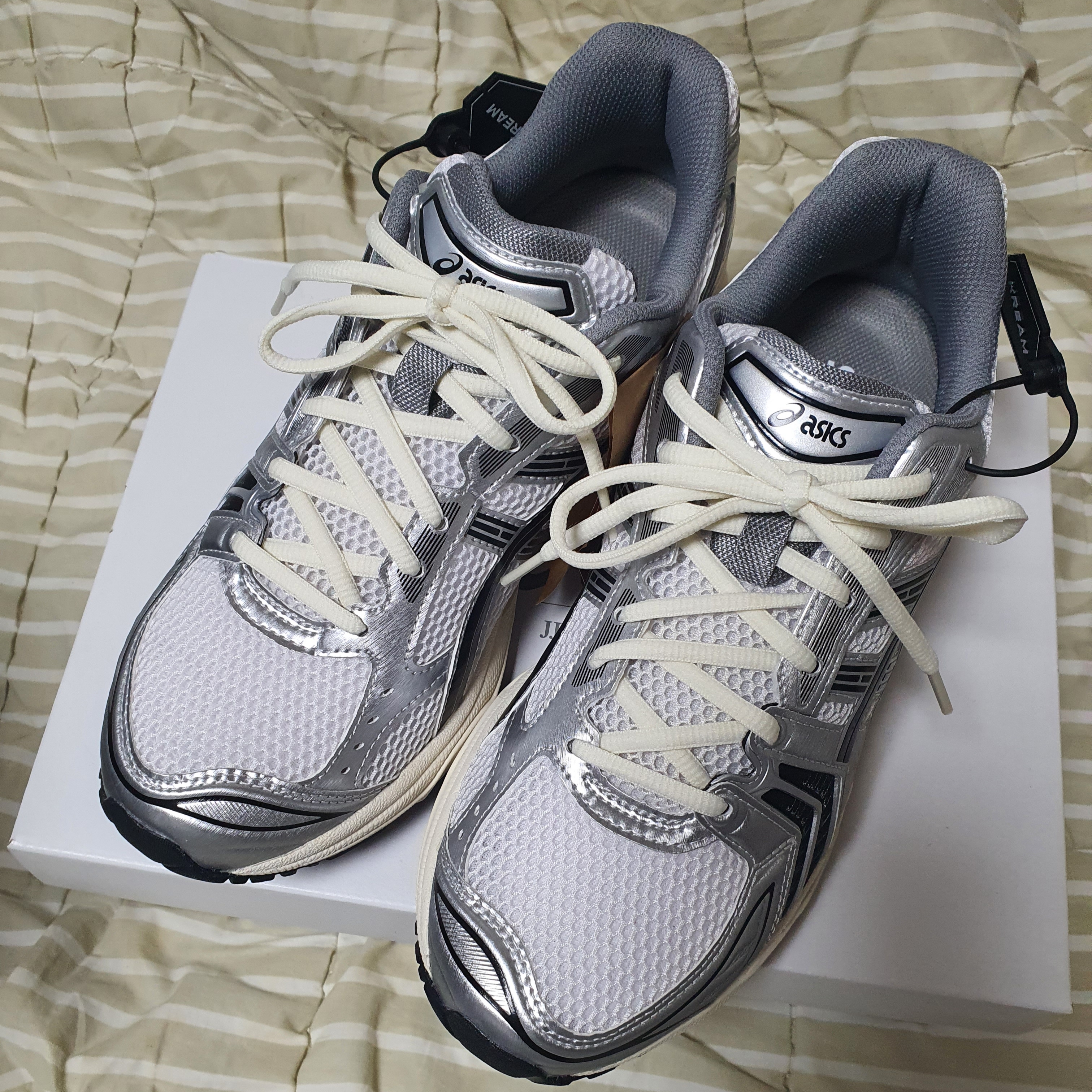 Asics x JJJJound Gel-Kayano 14 Silver Black 착용 스타일