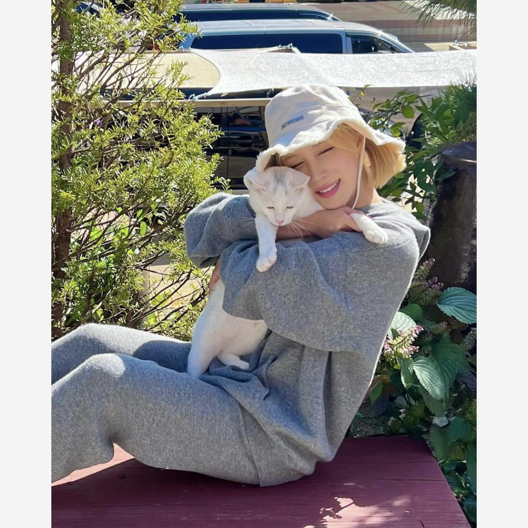 Jacquemus Le Bob Artichaut Bucket Hat Off White 착용 스타일 - 2