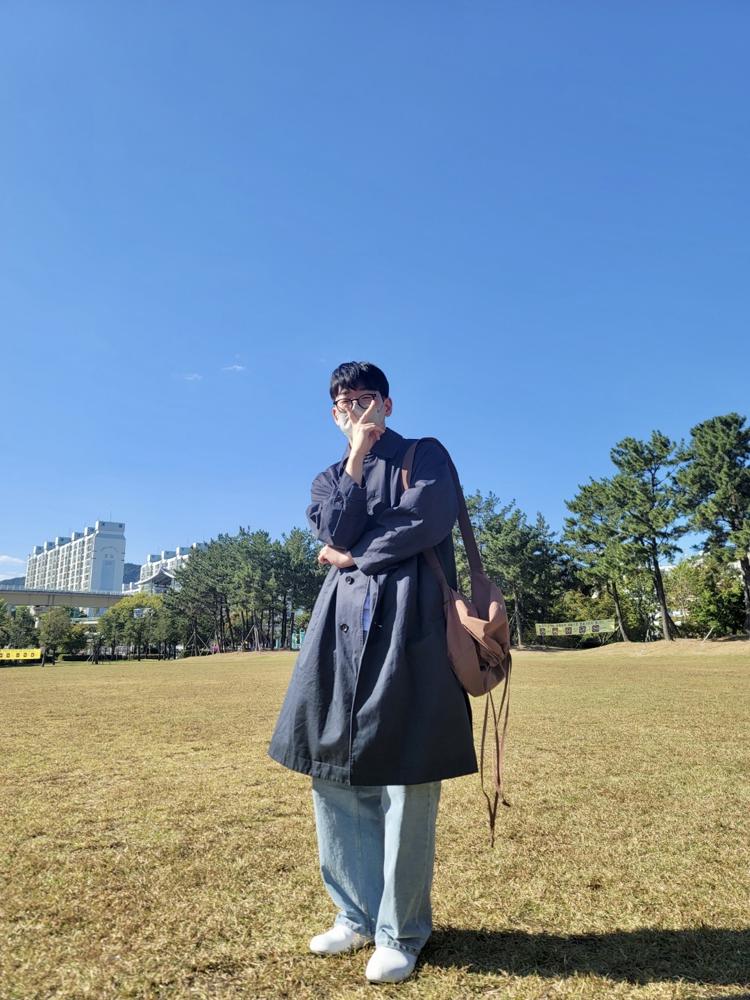 Uniqlo U Drawstring Shoulder Bag Brown 착용 스타일