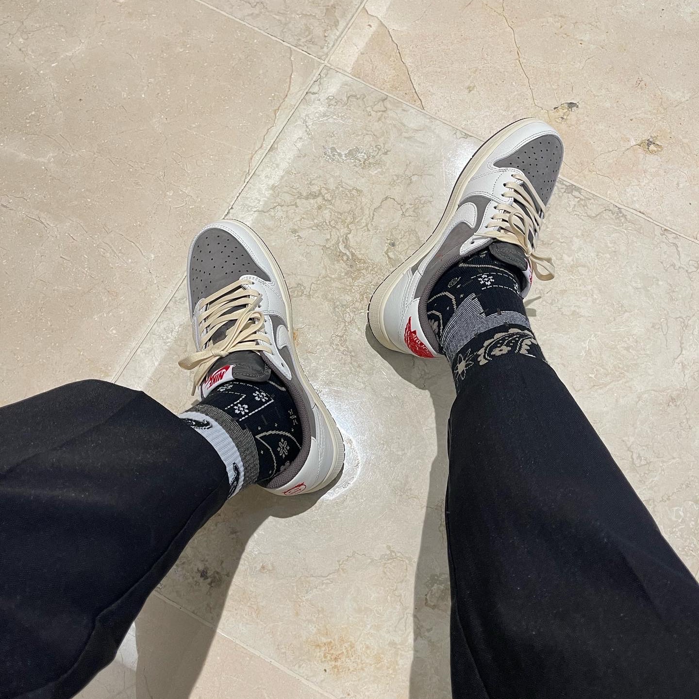 Jordan 1 x Travis Scott Retro Low OG SP Sail and Ridgerock, Jordan 1 Retro Low OG Black and Dark Powder Blue 착용 스타일 - 5