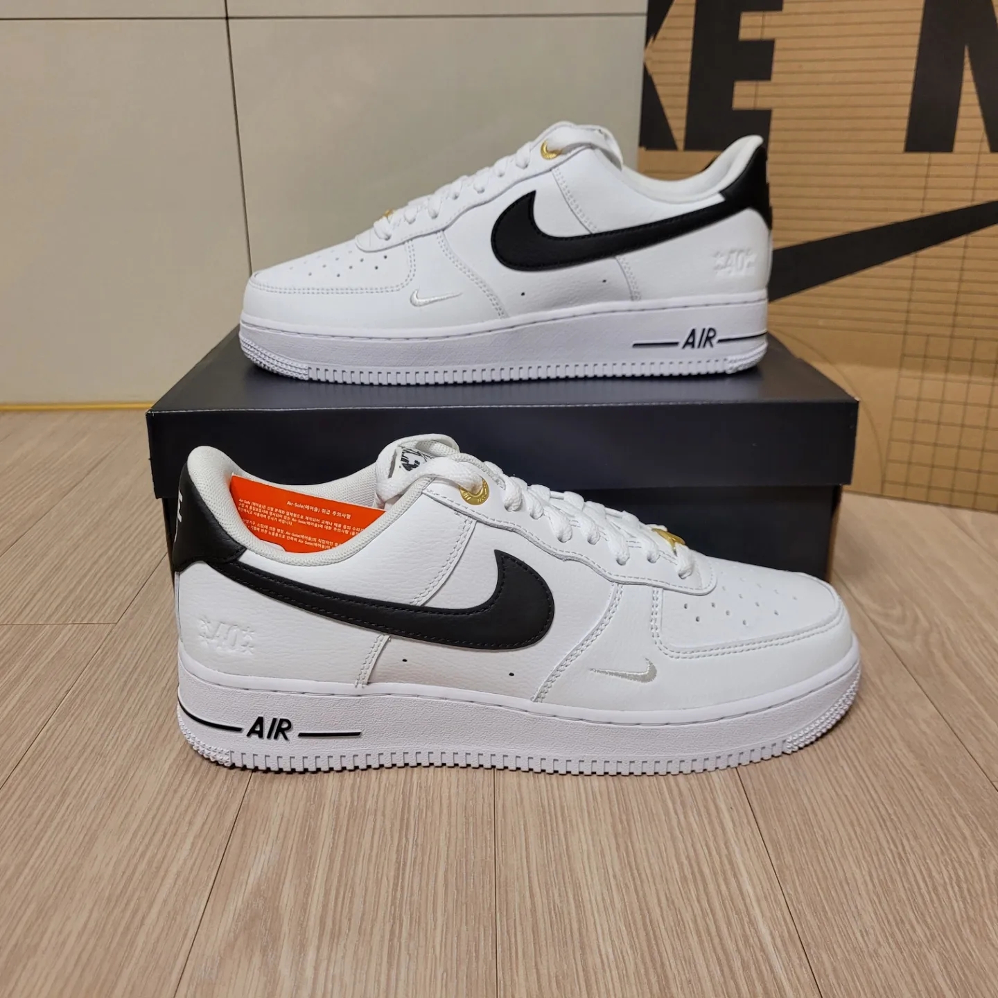 Nike Air Force 1 '07 LV8 40th Anniversary Join Forces White Black 착용 스타일 - 3