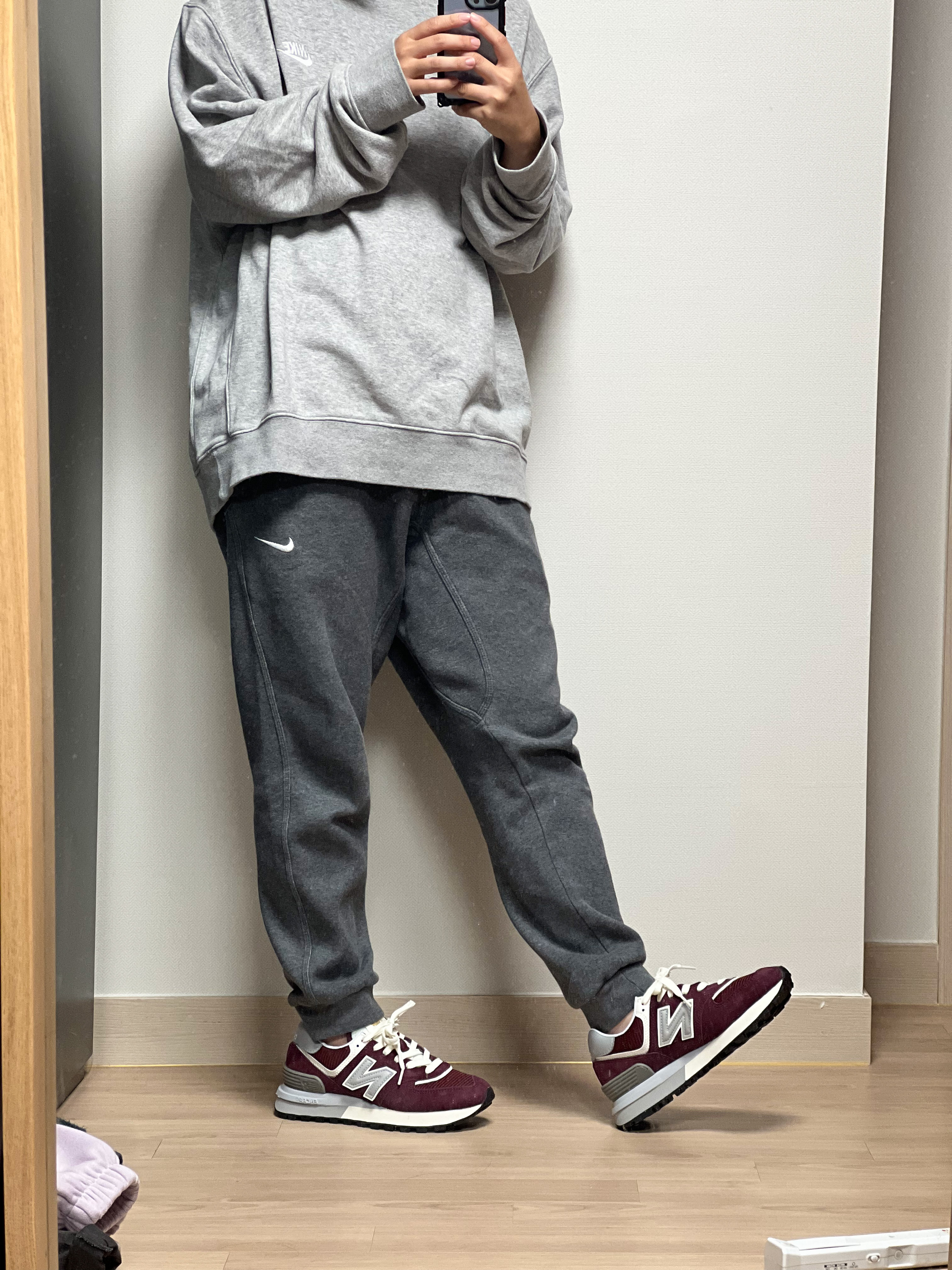 New Balance 574 Legacy Burgundy 착용 스타일 - 3