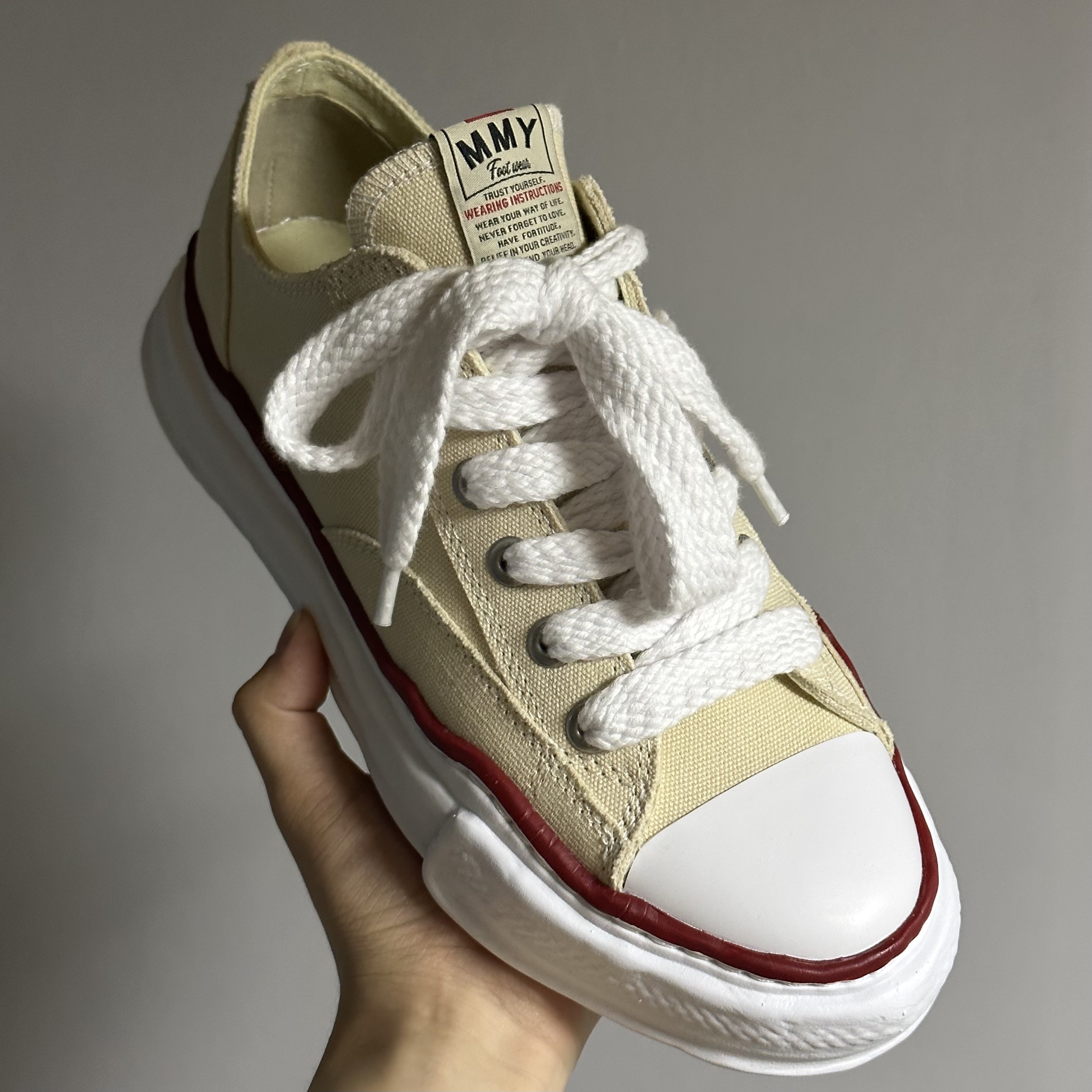 Maison Mihara Yasuhiro Peterson OG Sole Canvas Low-top Sneakers Natural 착용 스타일 - 1