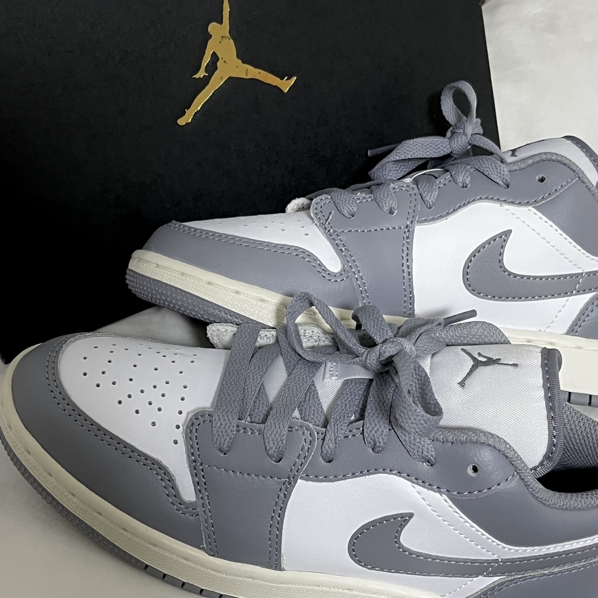 Jordan 1 Low Stealth and White 착용 스타일