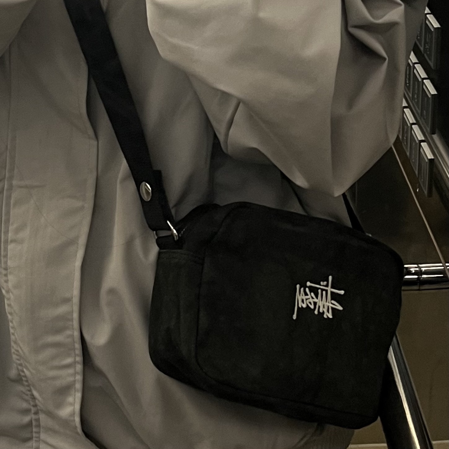 Stussy Canvas Side Pouch Washed Black 착용 스타일 - 3