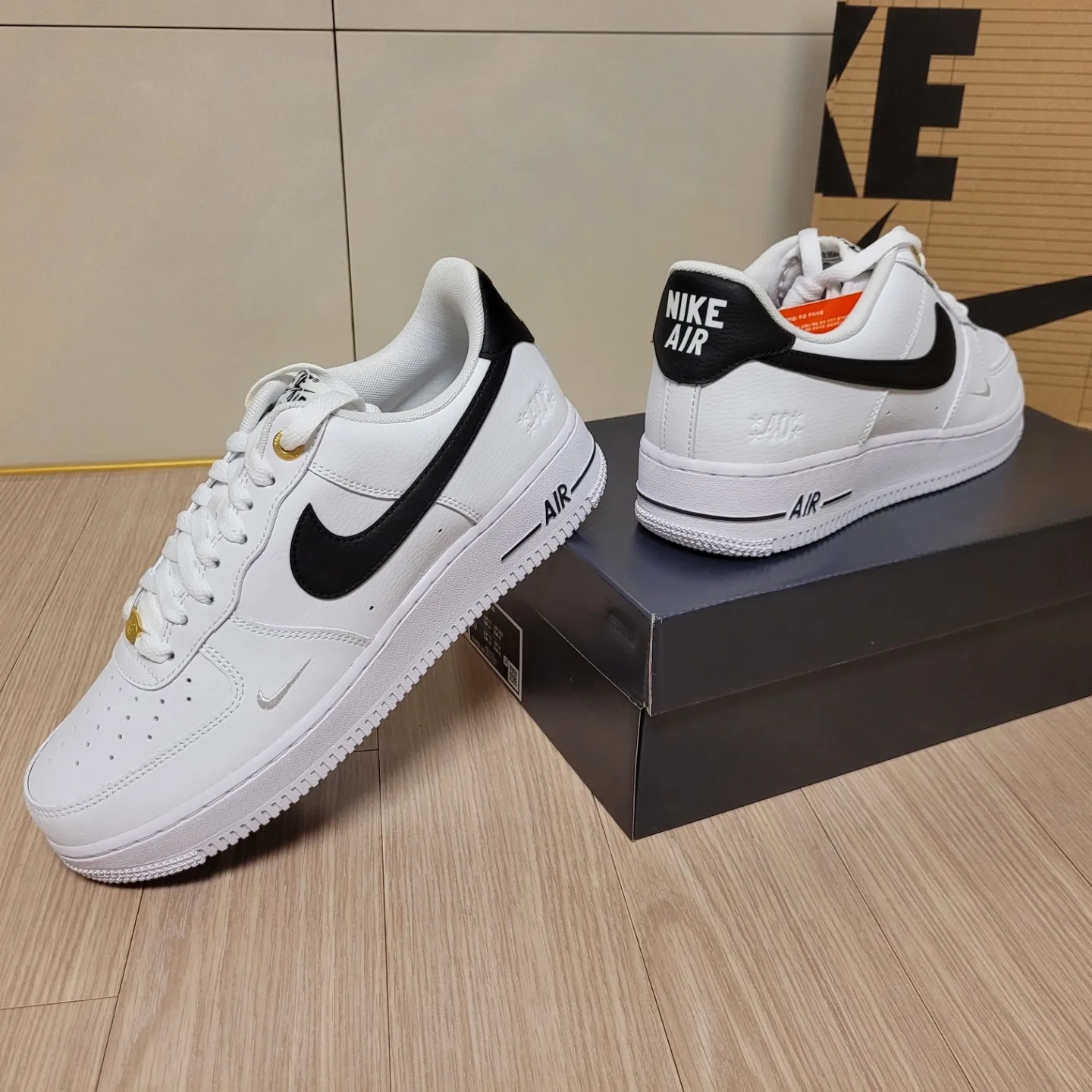 Nike Air Force 1 '07 LV8 40th Anniversary Join Forces White Black 착용 스타일 - 4