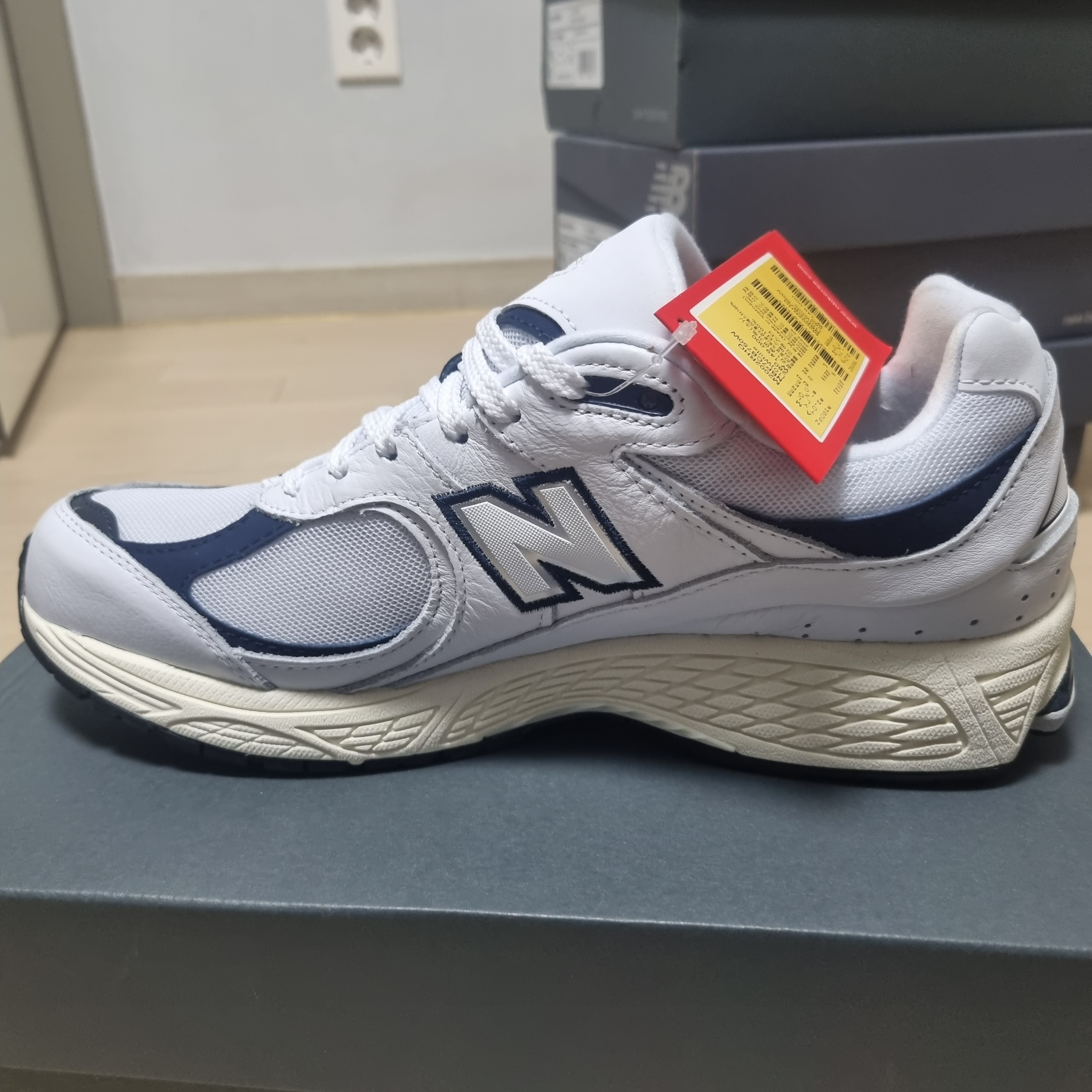 New Balance 2002R White 착용 스타일 - 2