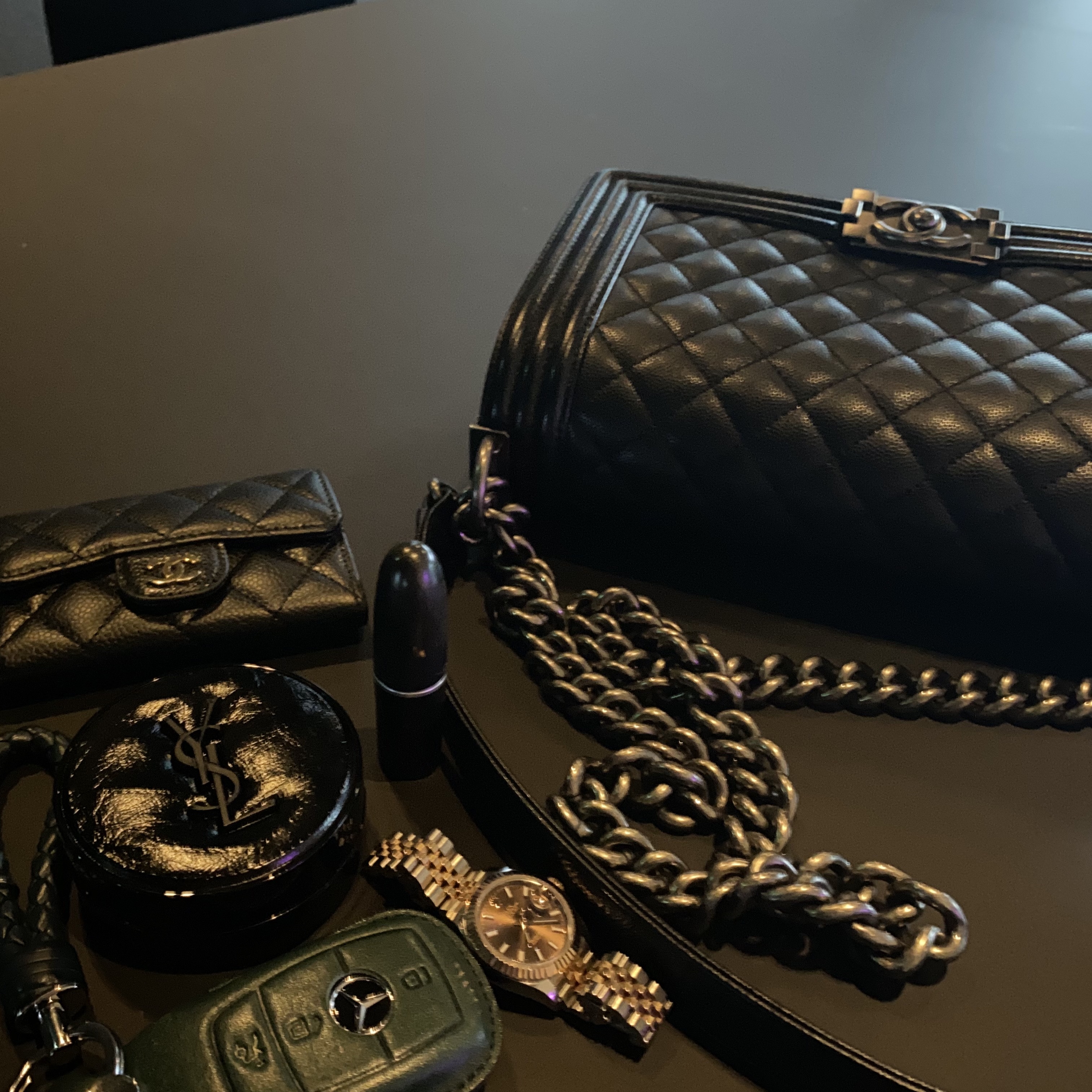Chanel Classic Card Holder Grained Calfskin & Gold Black, Chanel Medium Boy Chanel Handbag Grained Calfskin & Ruthenium Black 착용 스타일 - 1