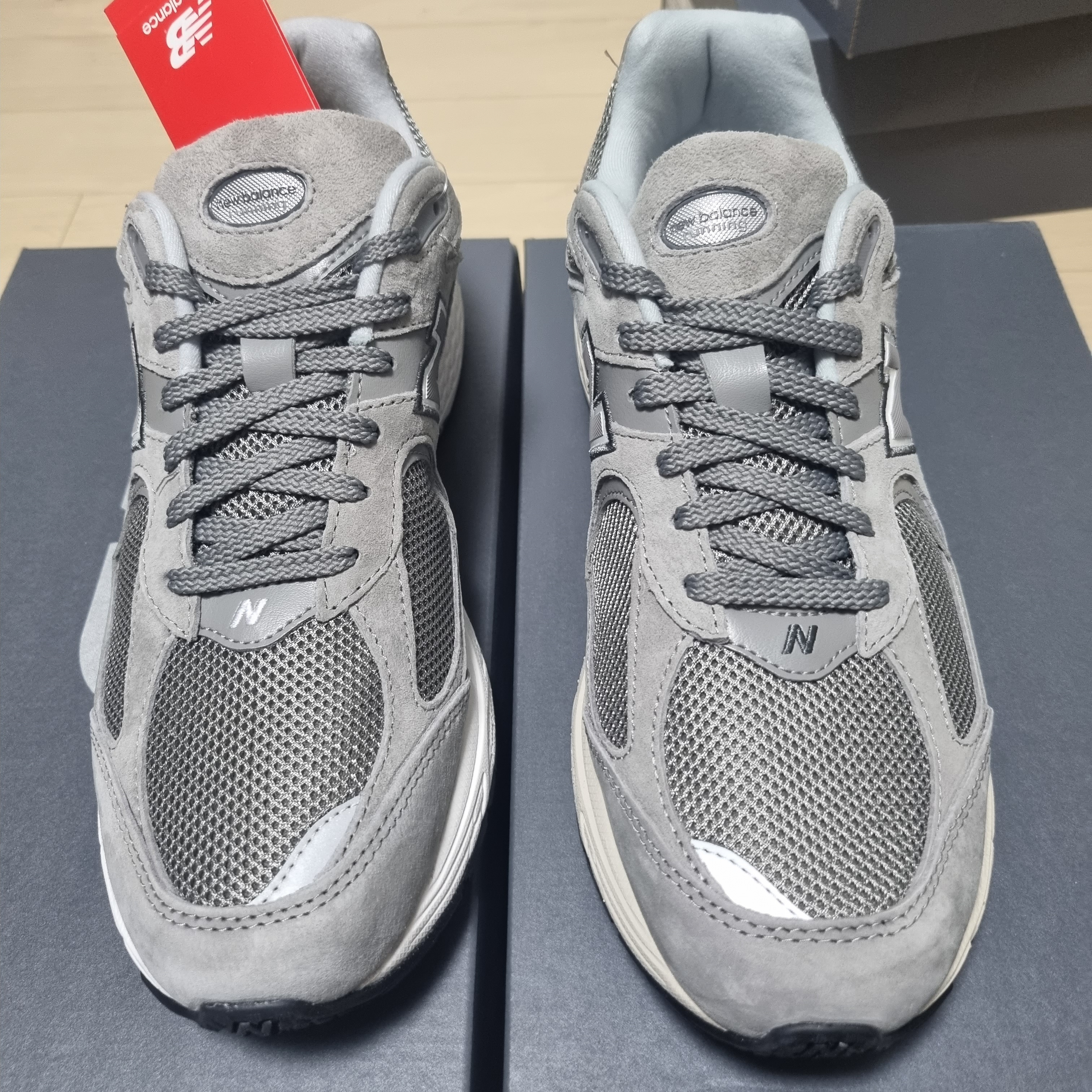 New Balance 2002R Grey, New Balance 2002R Marblehead White 착용 스타일 - 1