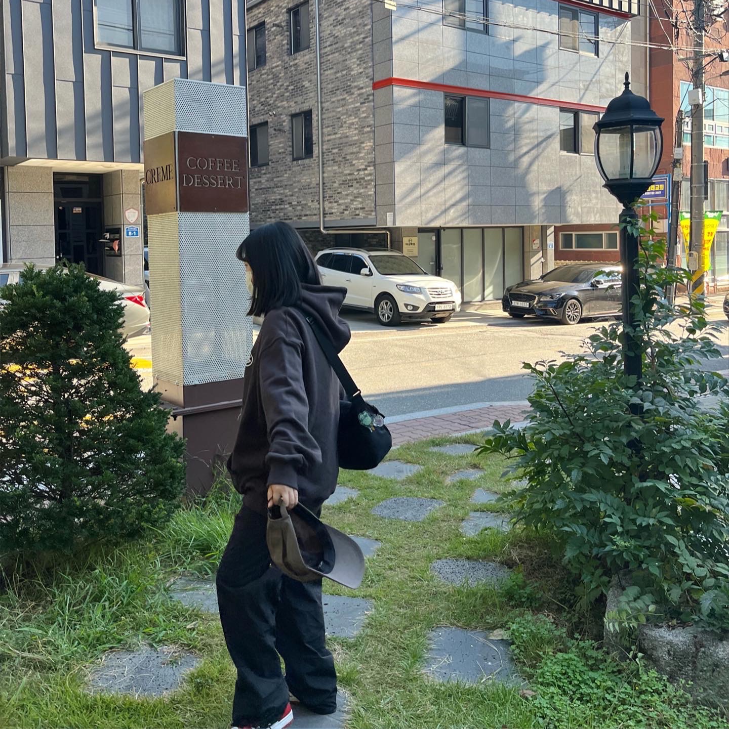 Supreme Small Messenger Bag Black - 22SS, Dada Logo Hoodie Charcoal 착용 스타일 - 2