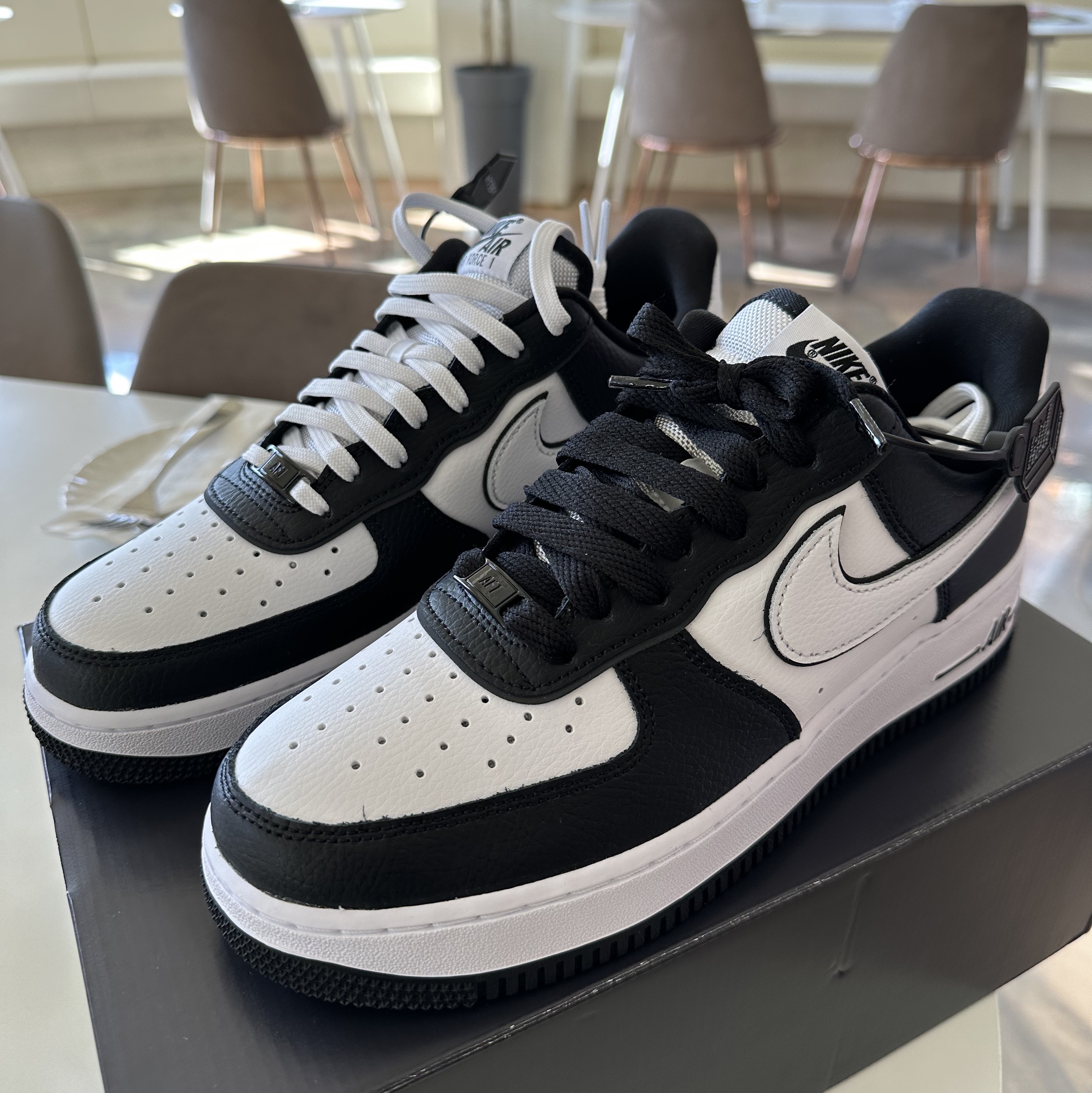 Nike Air Force 1 '07 LV8 White Black 착용 스타일