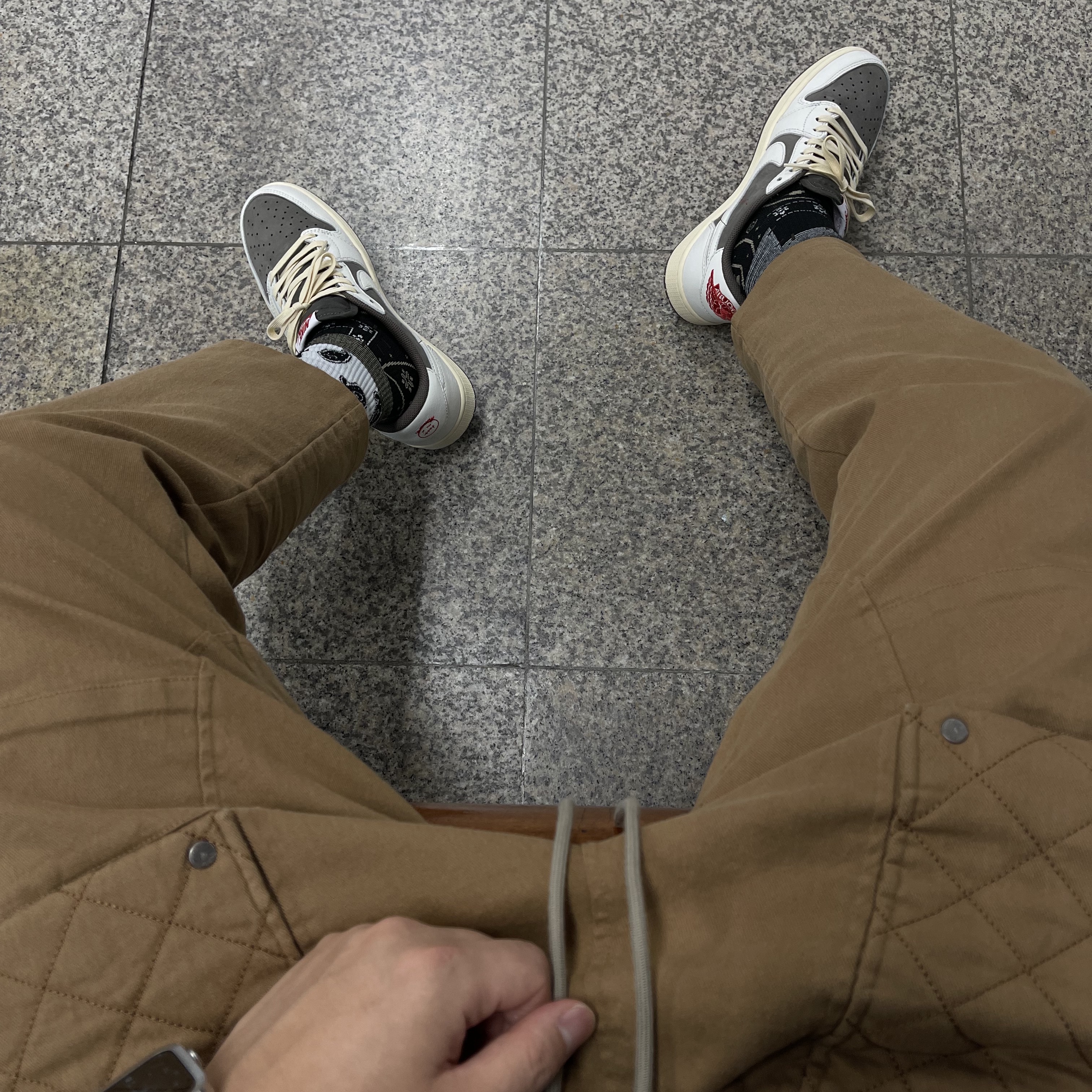 Jordan 1 x Travis Scott Retro Low OG SP Sail and Ridgerock 착용 스타일 - 1