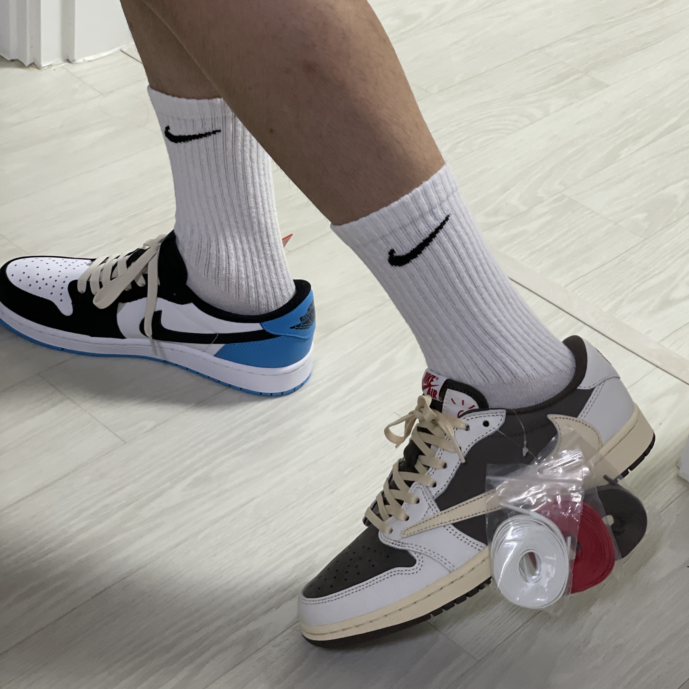 Jordan 1 x Travis Scott Retro Low OG SP Sail and Ridgerock, Jordan 1 Retro Low OG Black and Dark Powder Blue 착용 스타일 - 1