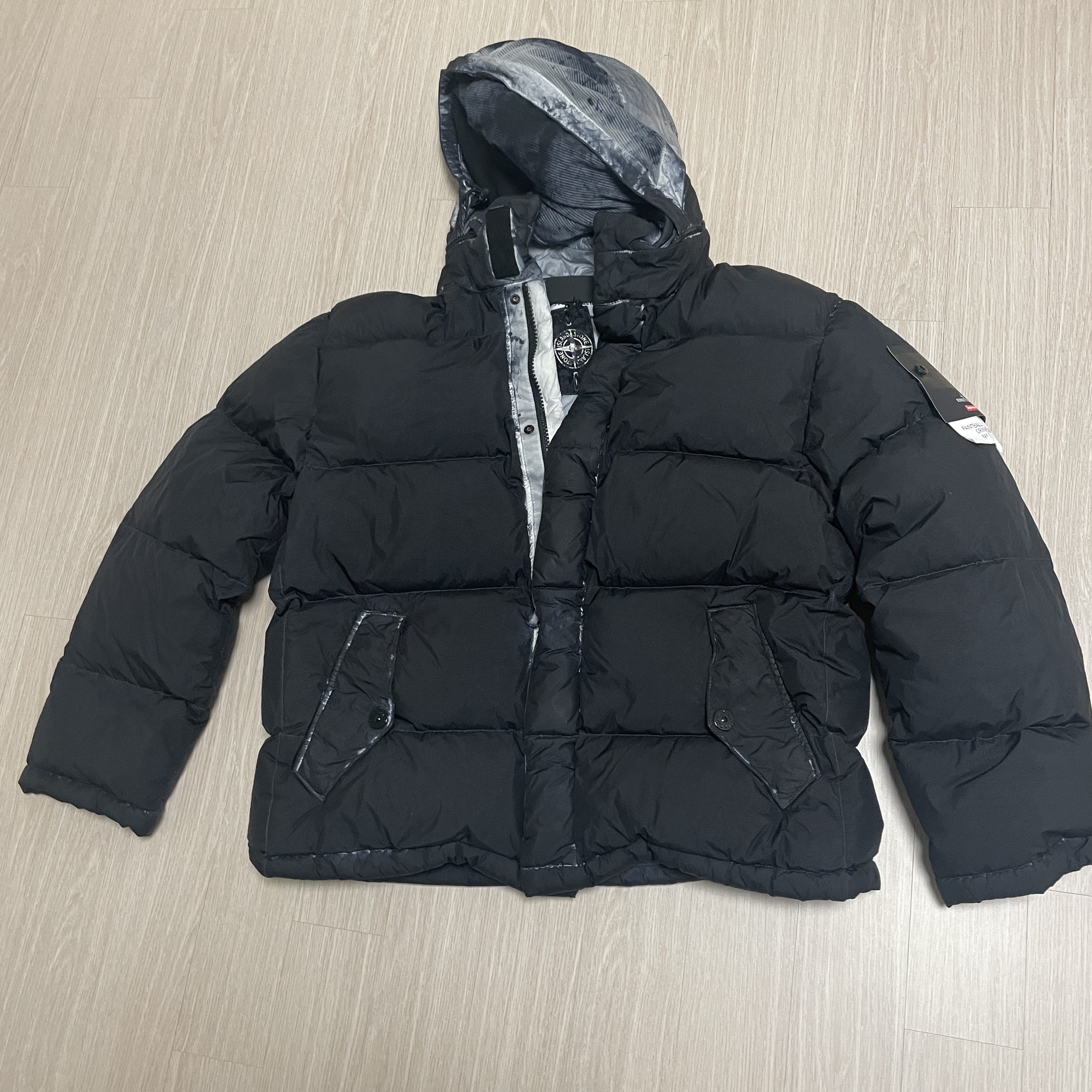 Supreme x Stone Island Painted Camo Crinkle Down Jacket Black - 20FW, Supreme x Stone Island Painted Camo Nylon Shoulder Bag Dark Teal - 20FW 착용 스타일 - 1