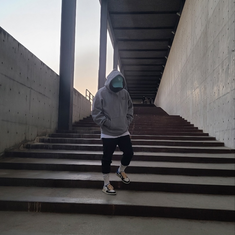 Nike x Stussy NRG RA Pullover Hoodie Dark Grey Heather (DJ9488-063), Jordan 1 x Travis Scott x Fragment Retro Low OG SP Military Blue 착용 스타일 - 2