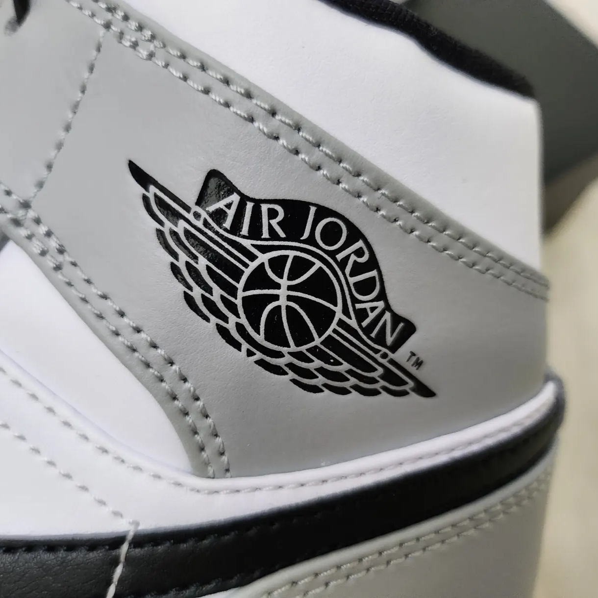 Jordan 1 Mid Light Smoke Grey 착용 스타일 - 3