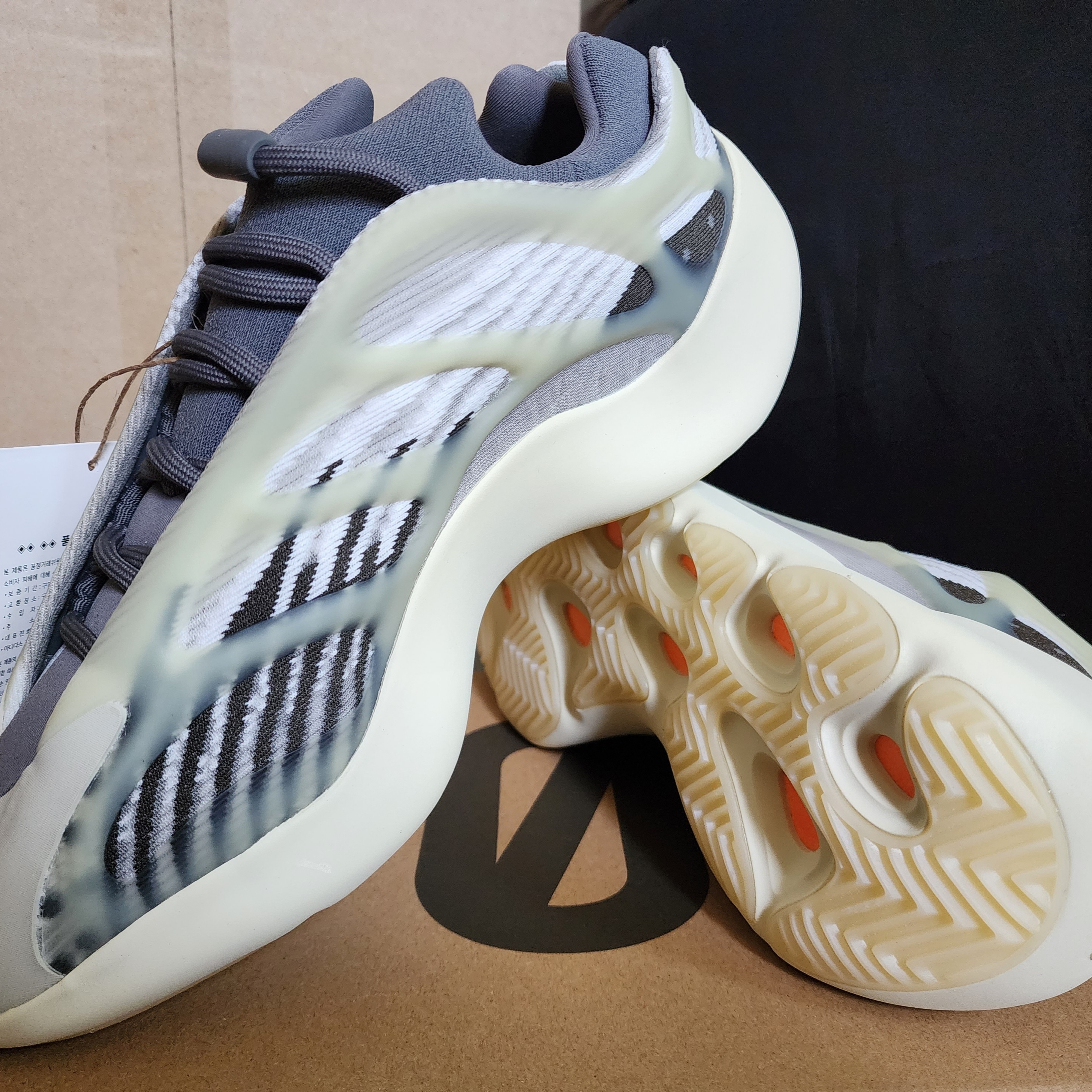 Adidas Yeezy 700 V3 Fade Salt 착용 스타일 - 1