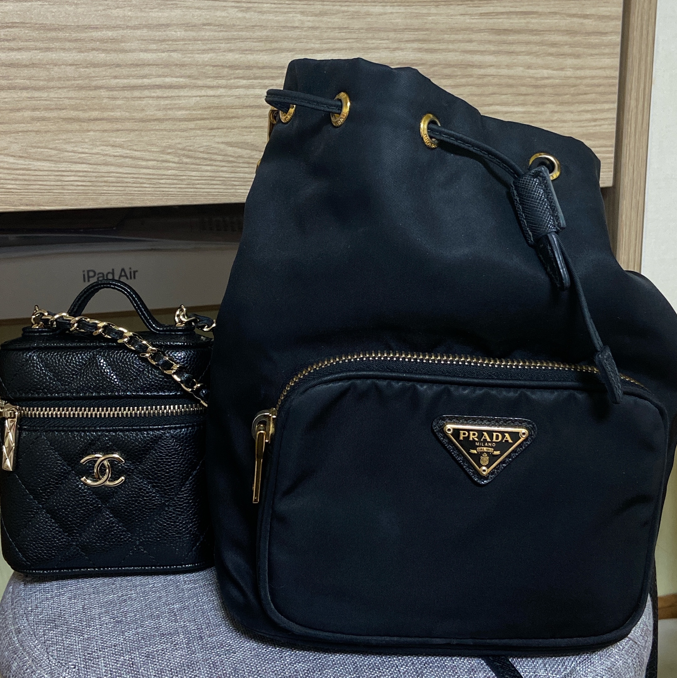 Chanel Small Vanity with Chain Grained Calfskin & Gold Black 착용 스타일 - 2