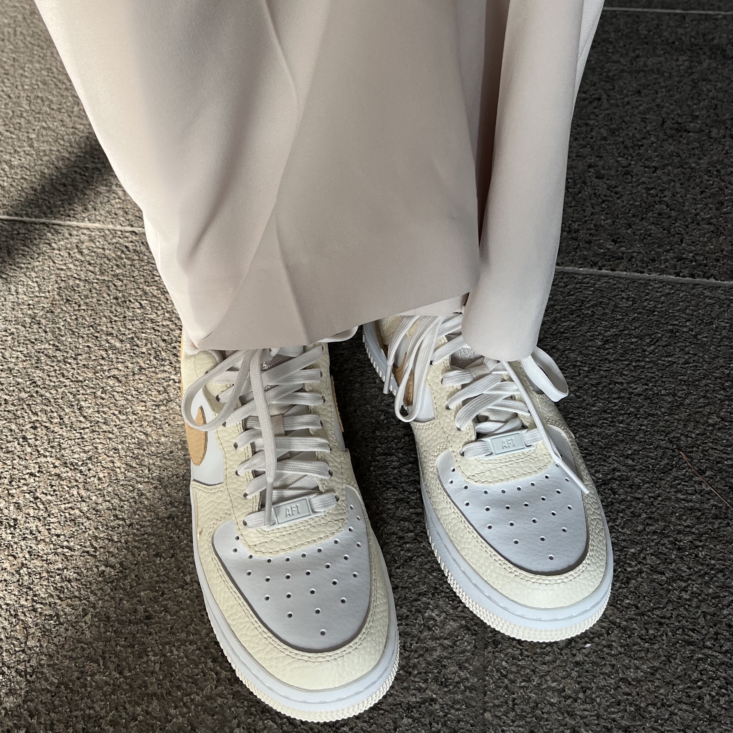 (W) Nike Air Force 1 '07 Coconut Milk Light Bone 착용 스타일 - 1